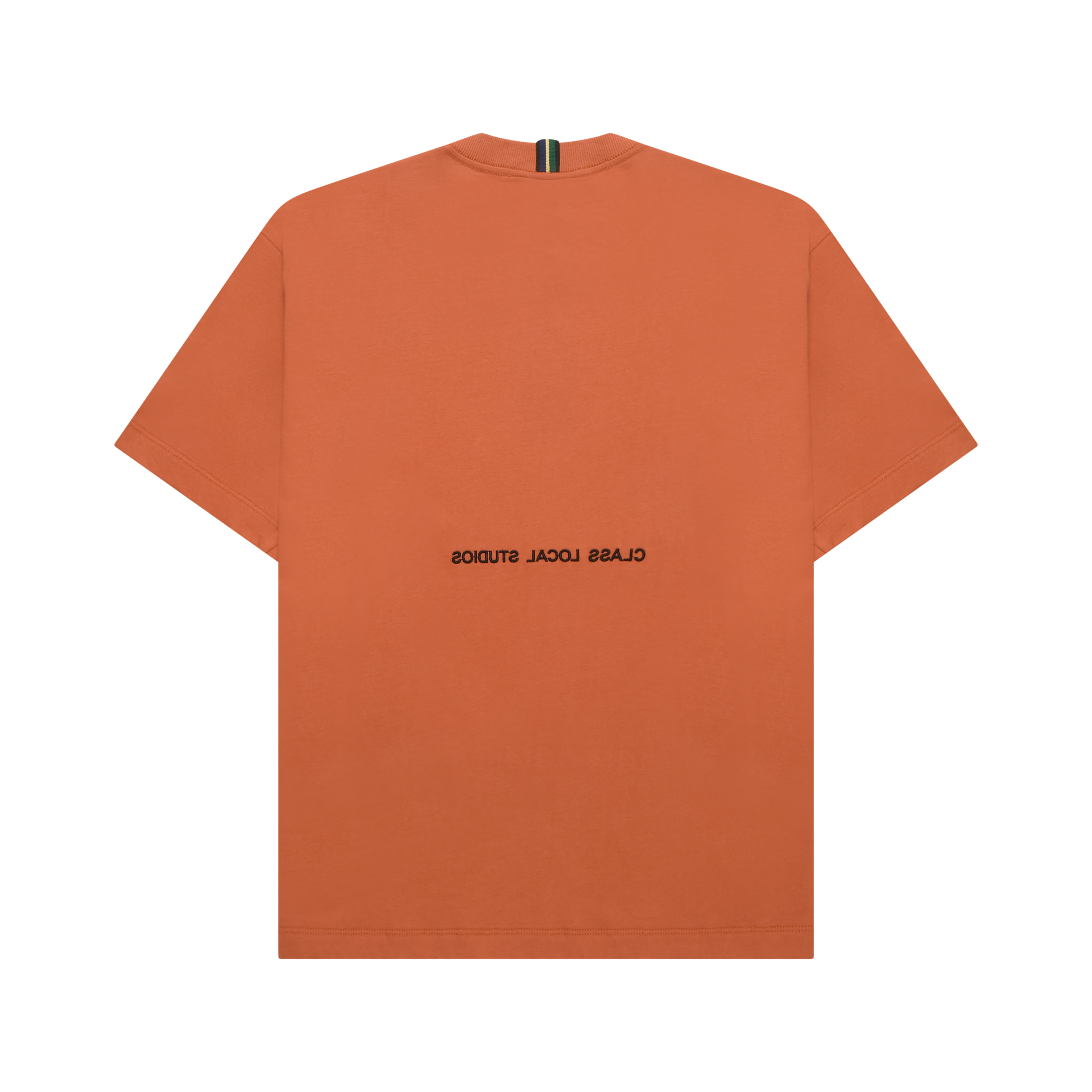 Camiseta laranja com gola redonda e estampa discreta frontal do “CLASS LOCAL STUDIOS”