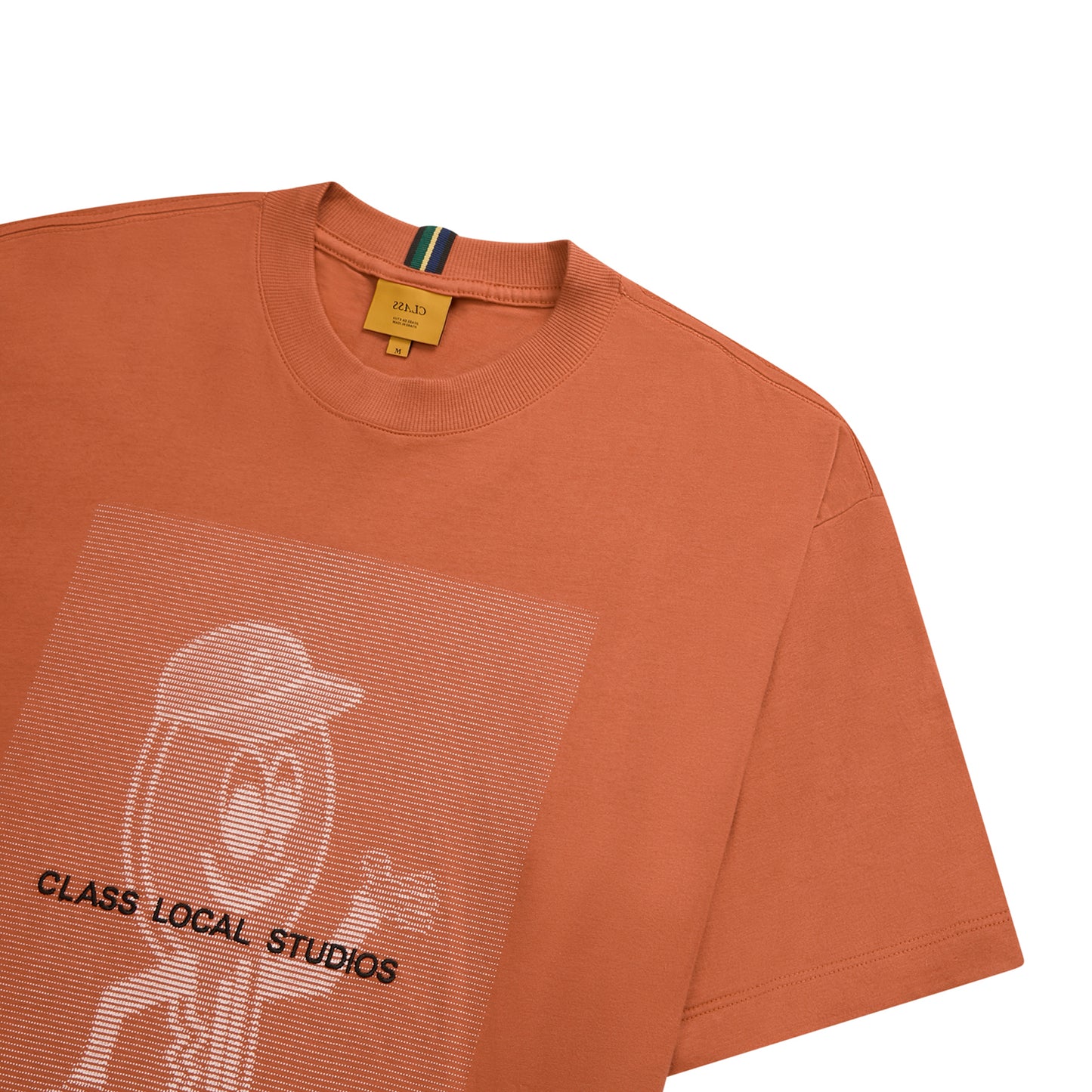 Camiseta laranja com estampa grande listrada do “CLASS LOCAL STUDIOS” na frente