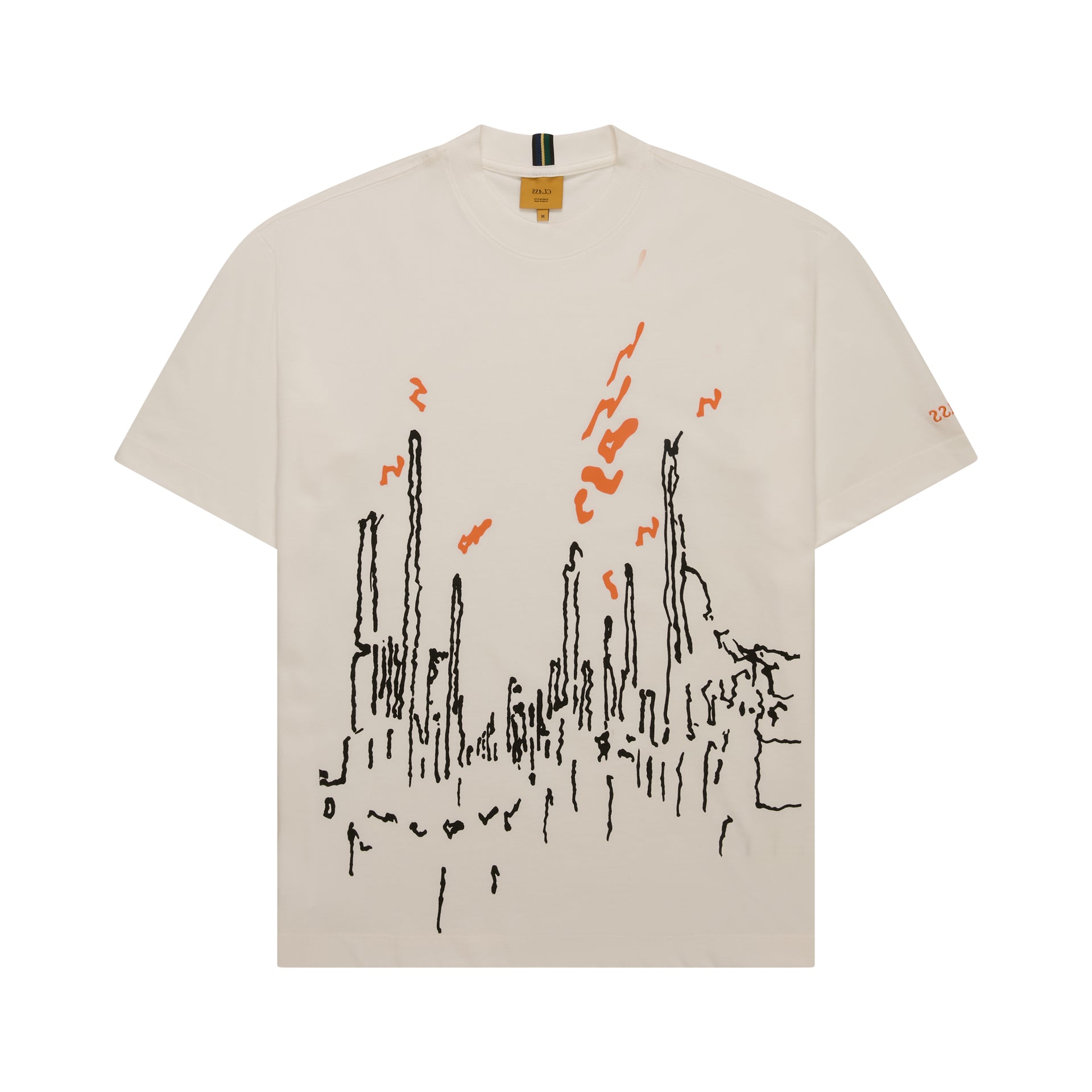 Camiseta off-white com estampa abstrata grande em preto e laranja na frente.