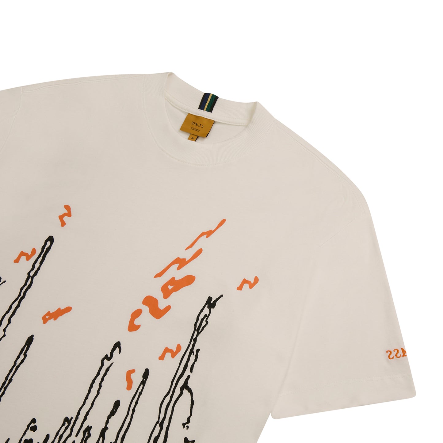 Camiseta off-white com estampa abstrata em preto e laranja; gola com etiqueta.