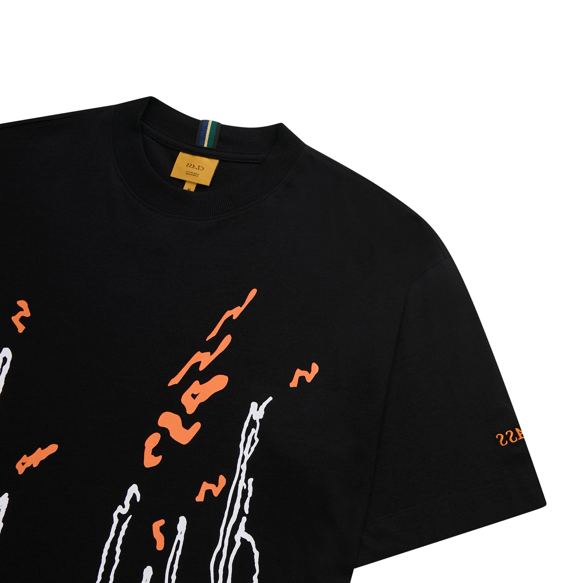 Camiseta preta com estampa gráfica laranja e branca na frente, gola careca