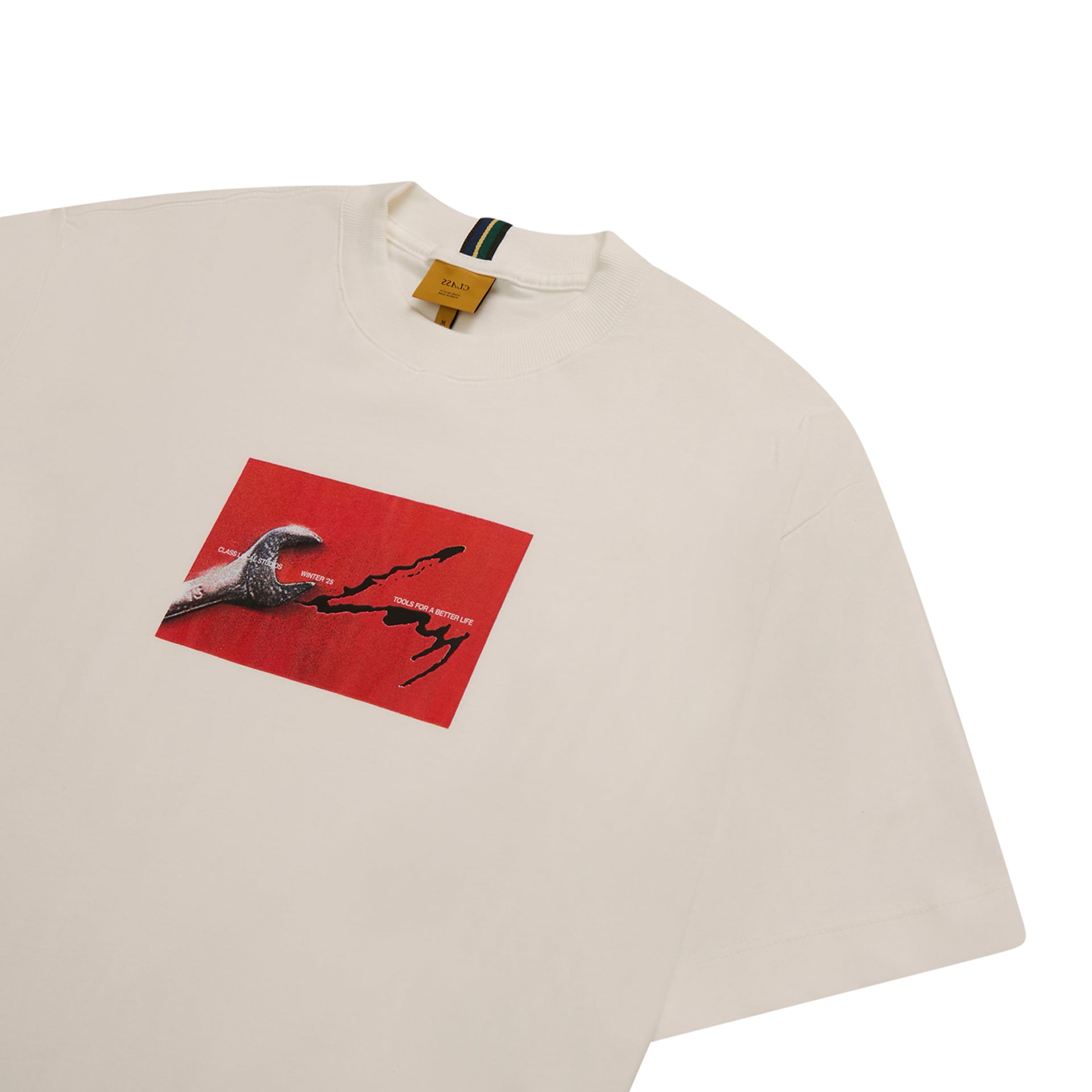 Camiseta off-white com estampa vermelha e detalhe gráfico no peito