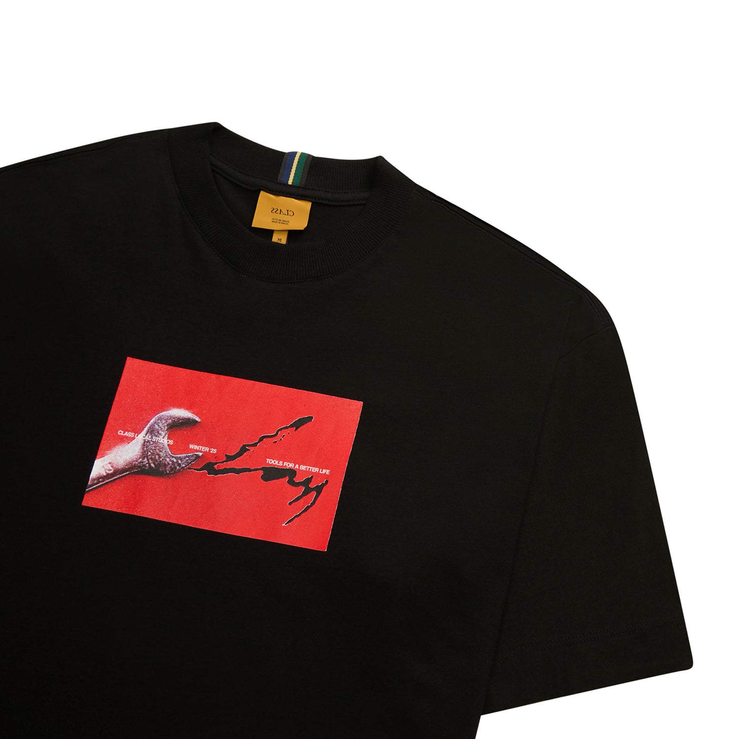 Camiseta preta gola careca com estampa retangular vermelha e desenho cinza