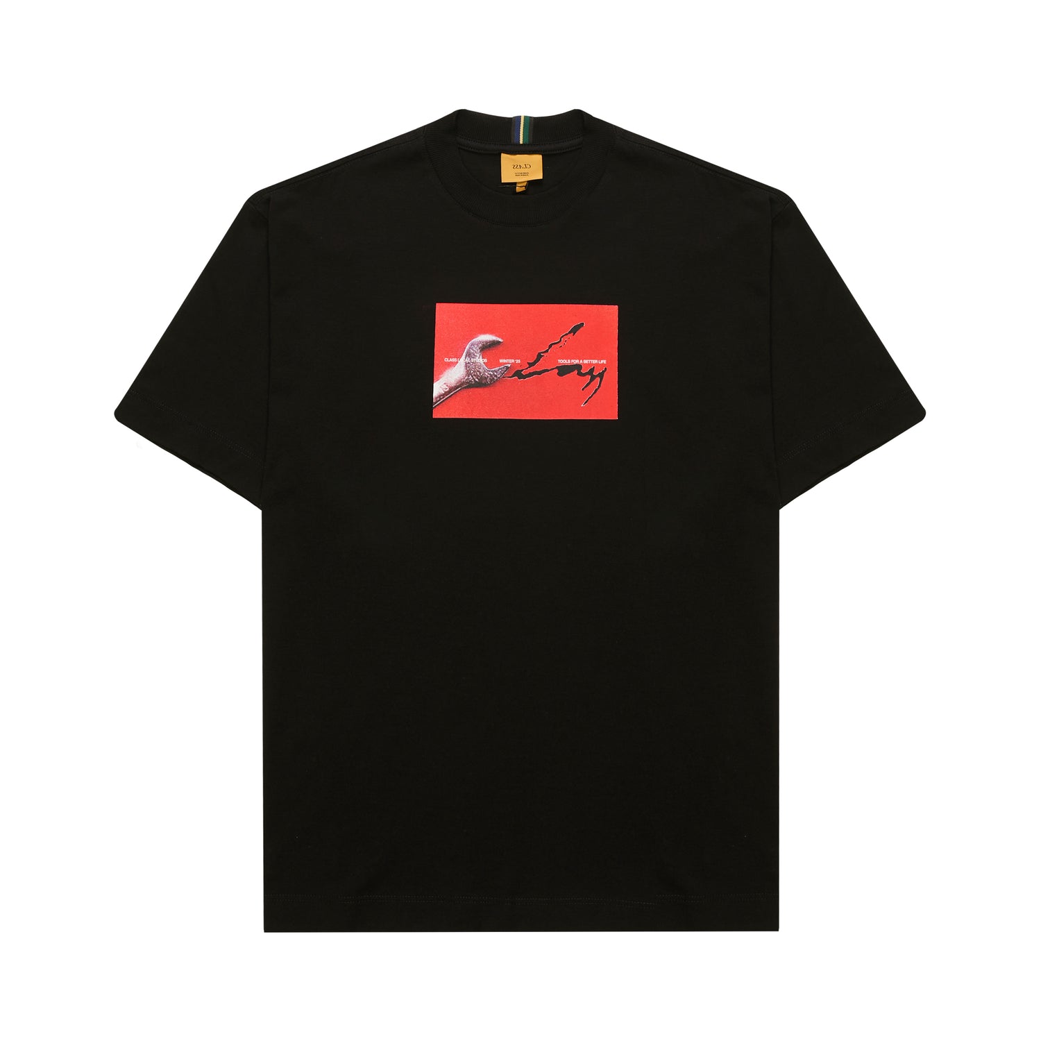 Camiseta preta gola careca com estampa retangular vermelha central