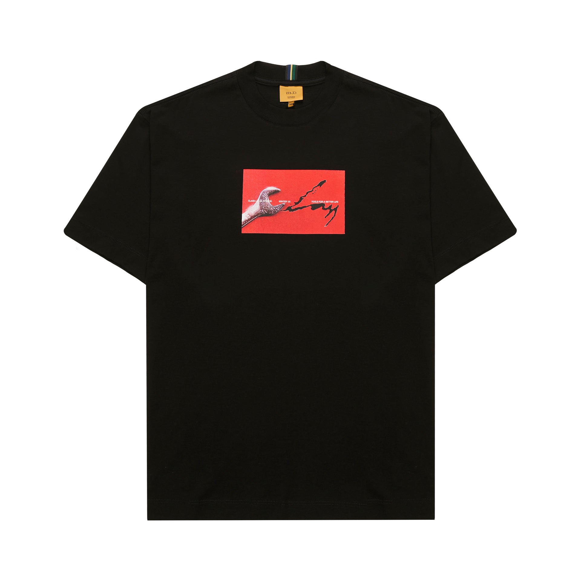 Camiseta preta gola careca com estampa retangular vermelha central