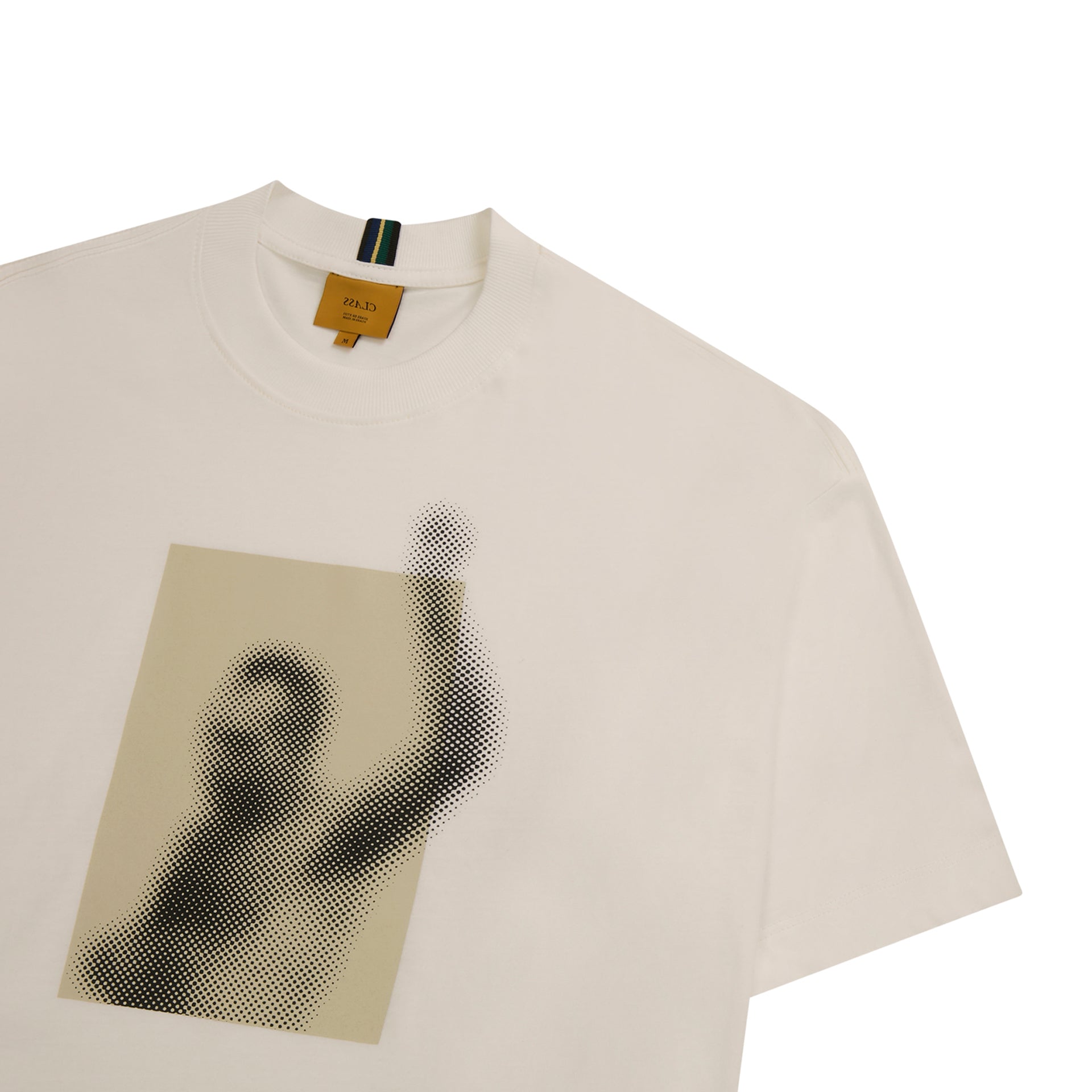 Camiseta off-white com estampa preta de mão e punho