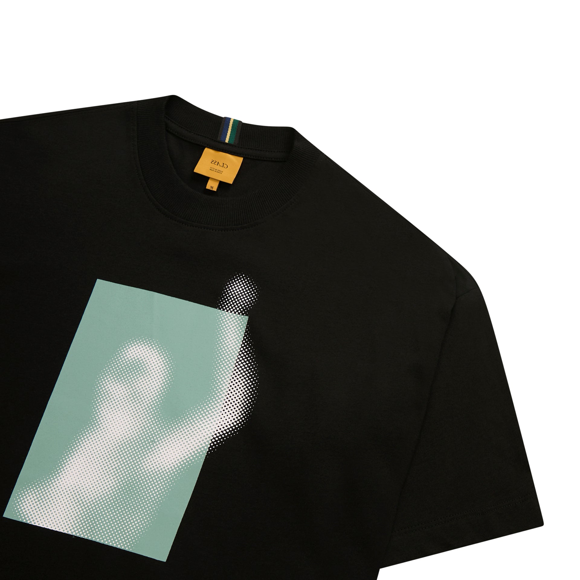 Camiseta preta de gola redonda com estampa quadrada verde e cinza na frente