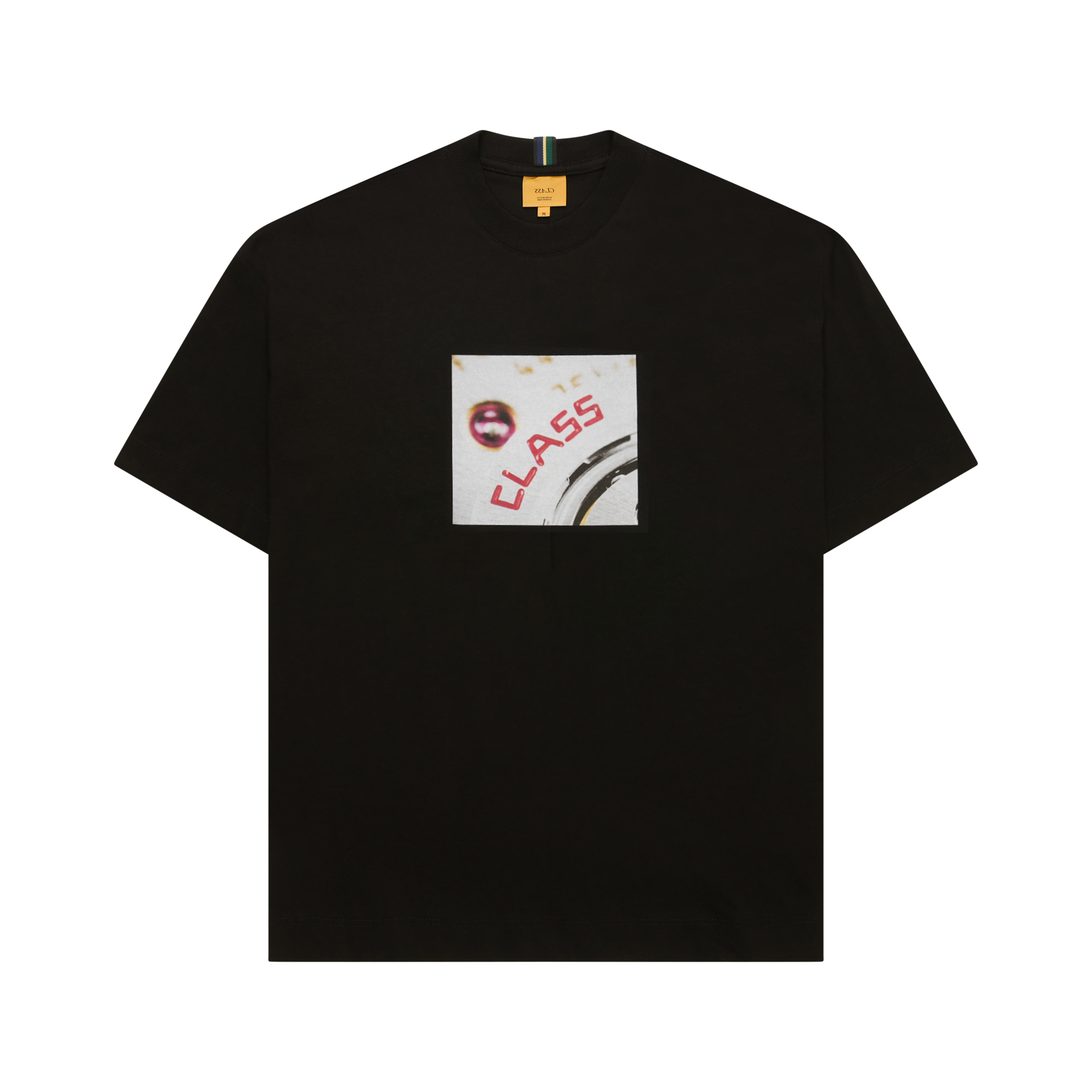 Camiseta preta com estampa quadrada colorida no peito e gola careca.