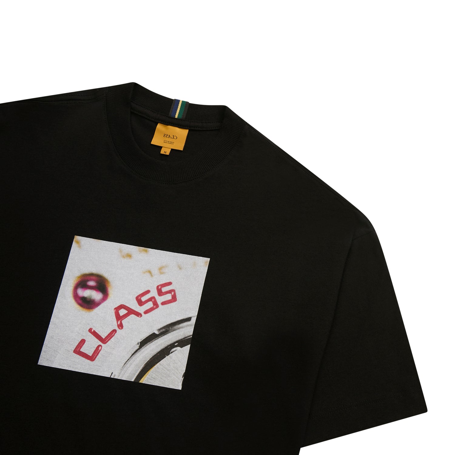 Camiseta preta com estampa quadrada multicolorida e tag na gola.