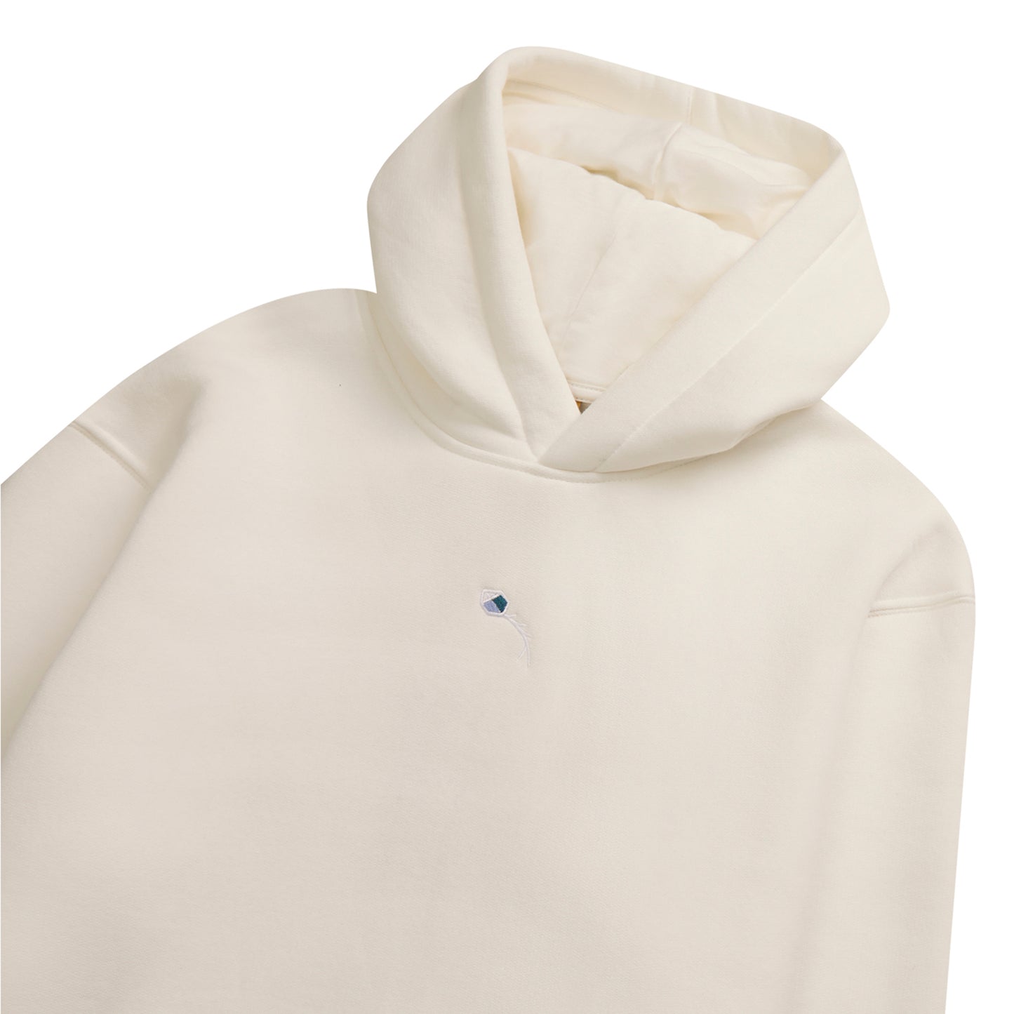 Moletom off-white com capuz e pequeno logo azul no peito, acabamento de costura em destaque.