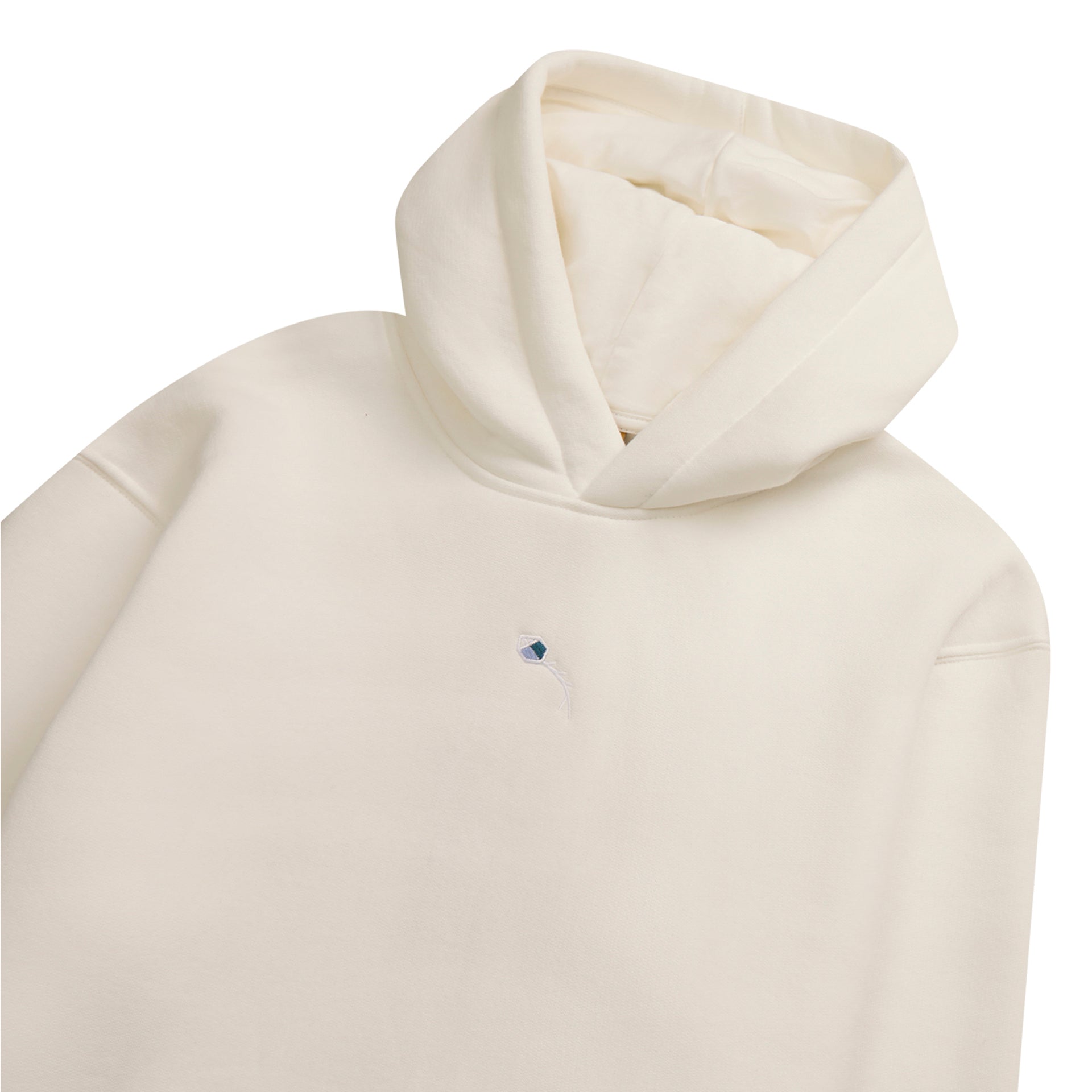 Moletom off-white com capuz e pequeno logo azul no peito, acabamento de costura em destaque.
