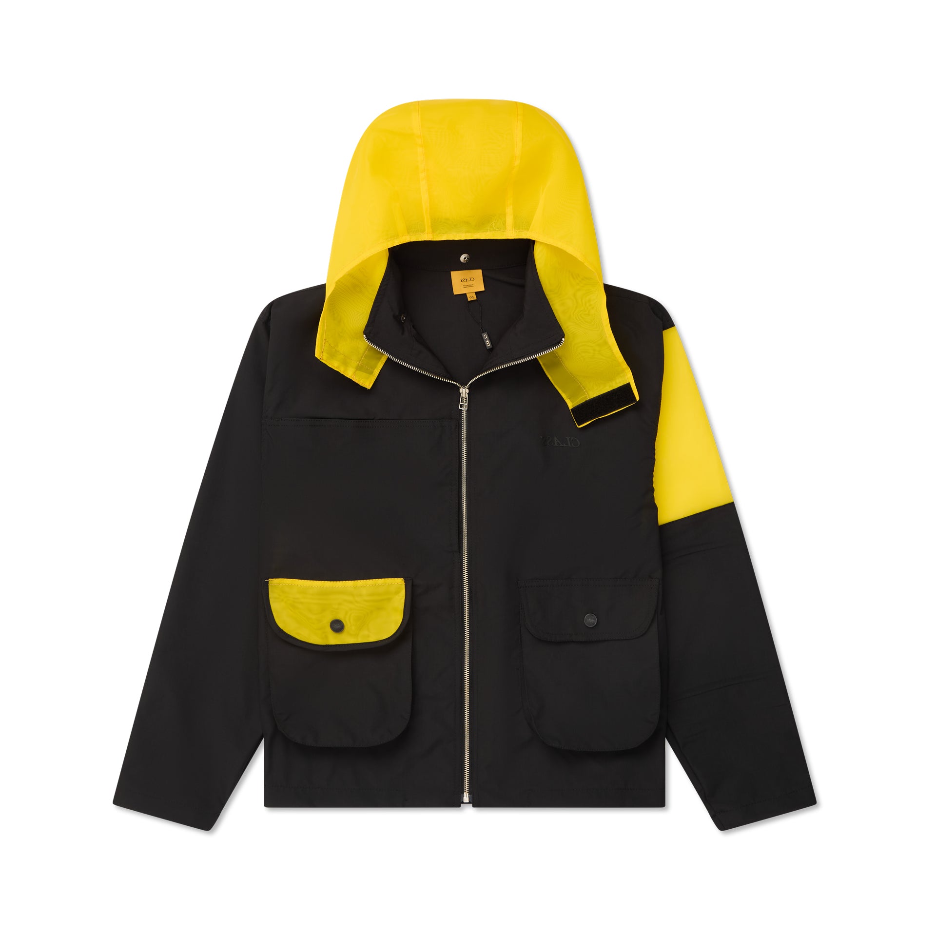 Jaqueta preta com capuz amarelo, zíper frontal e bolsos frontais com abas