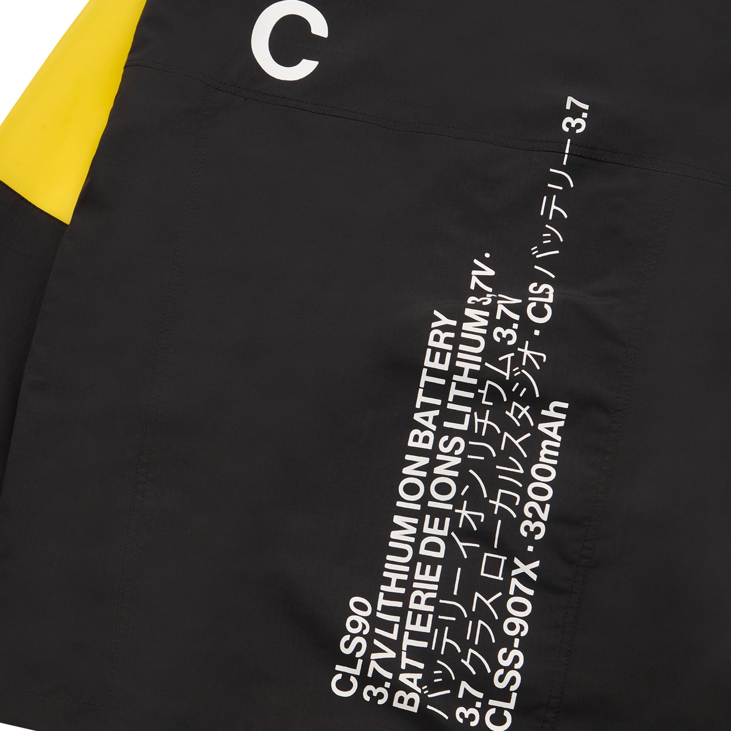 Jaqueta preta com estampa branca no encosto e detalhe amarelo na manga