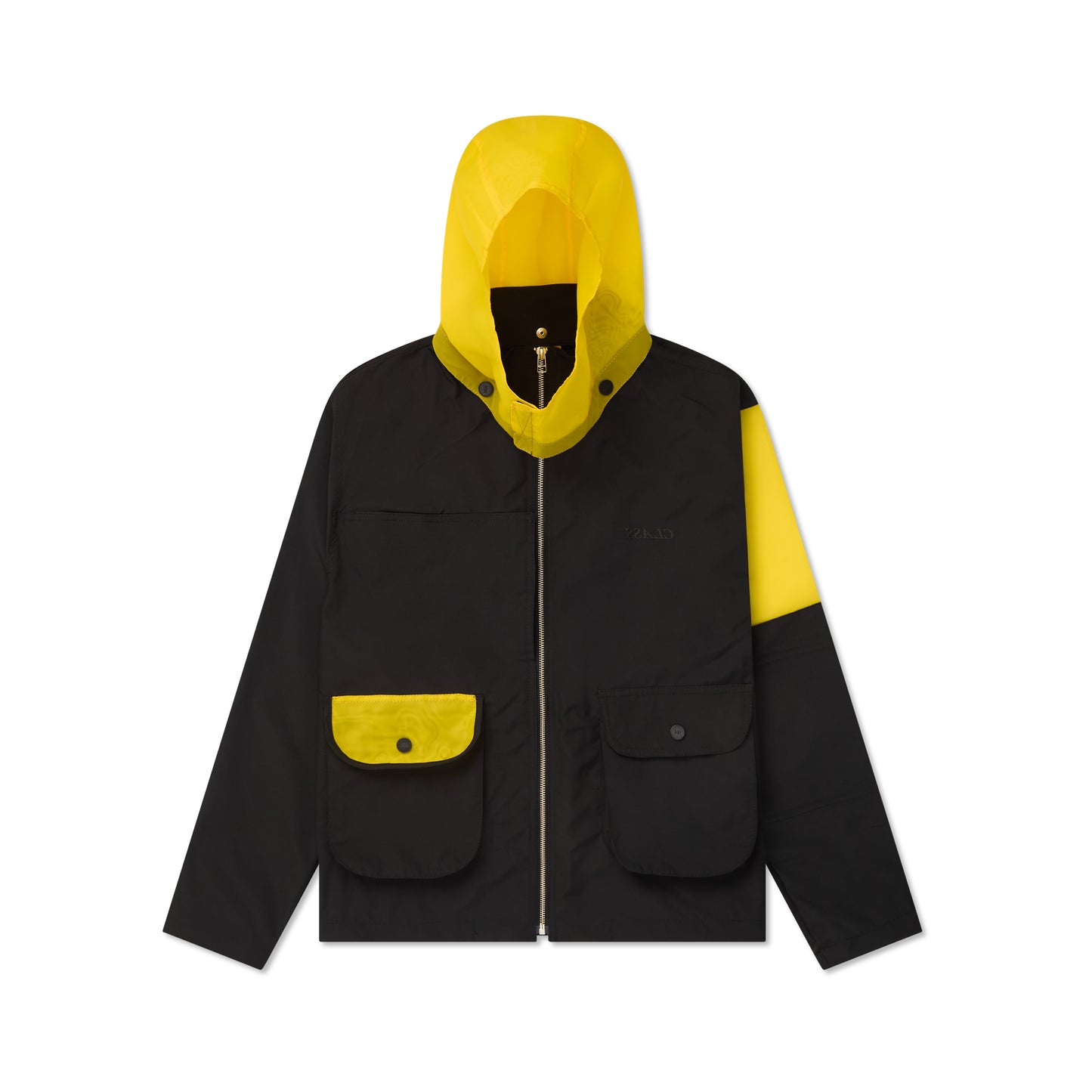 Jaqueta preta com capuz amarelo e bolsos frontais com abas, zíper no centro