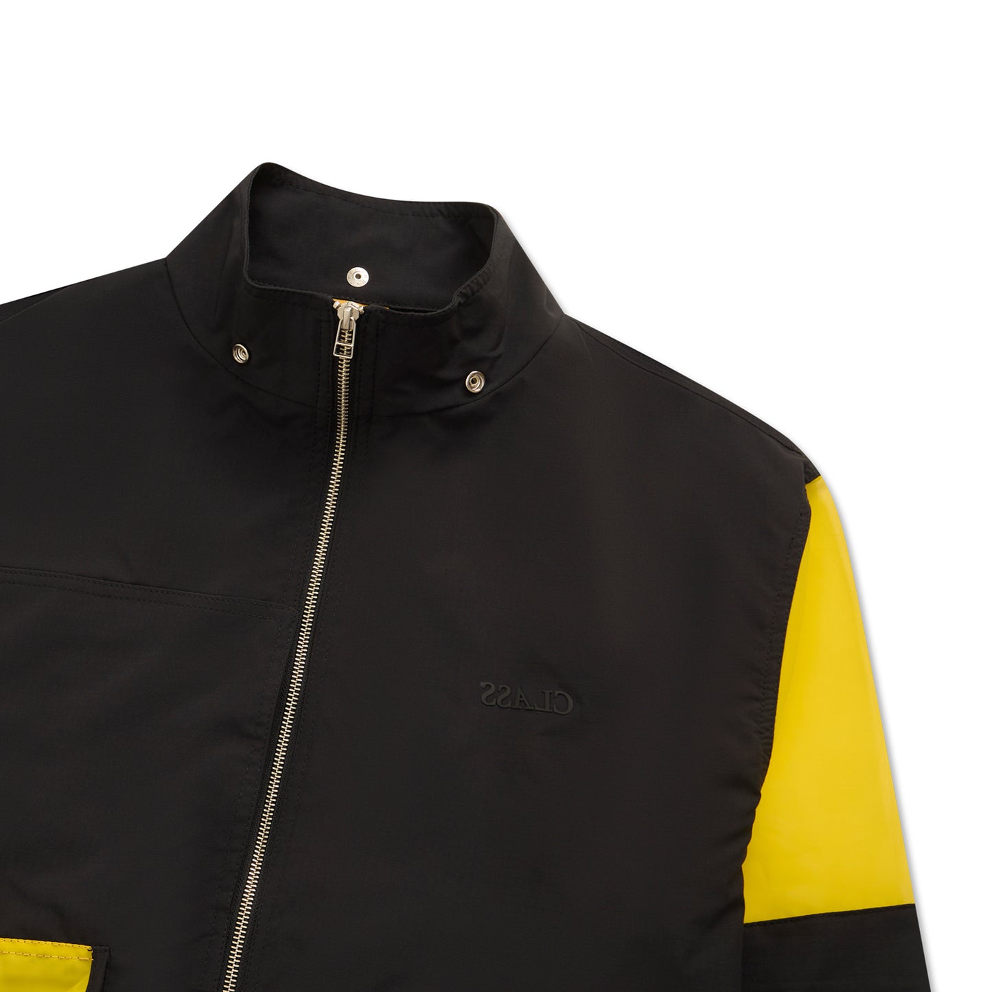 Jaqueta preta com gola alta, botões e zíper frontal, detalhe amarelo na lateral
