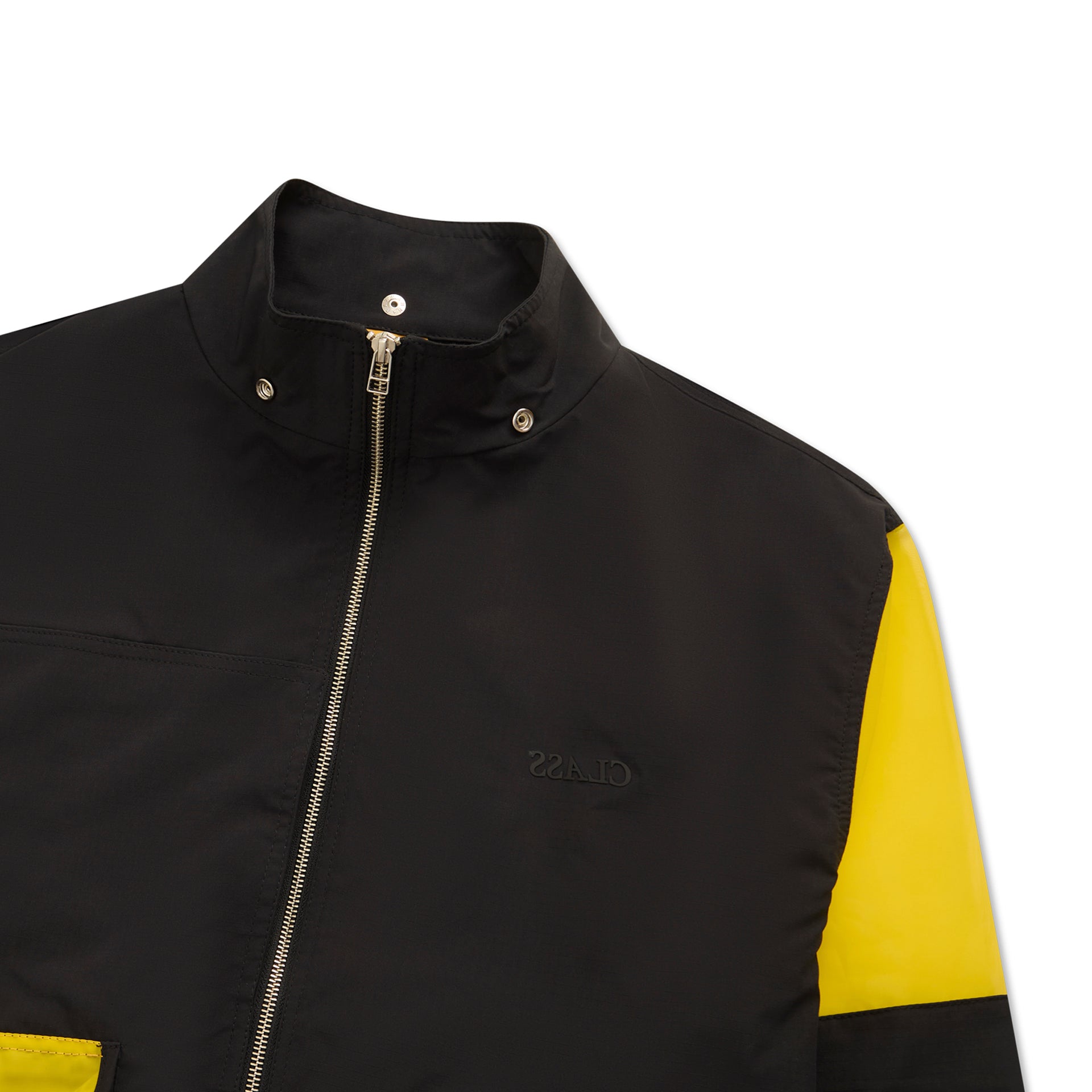 Jaqueta preta com gola alta, botões e zíper frontal, detalhe amarelo na lateral
