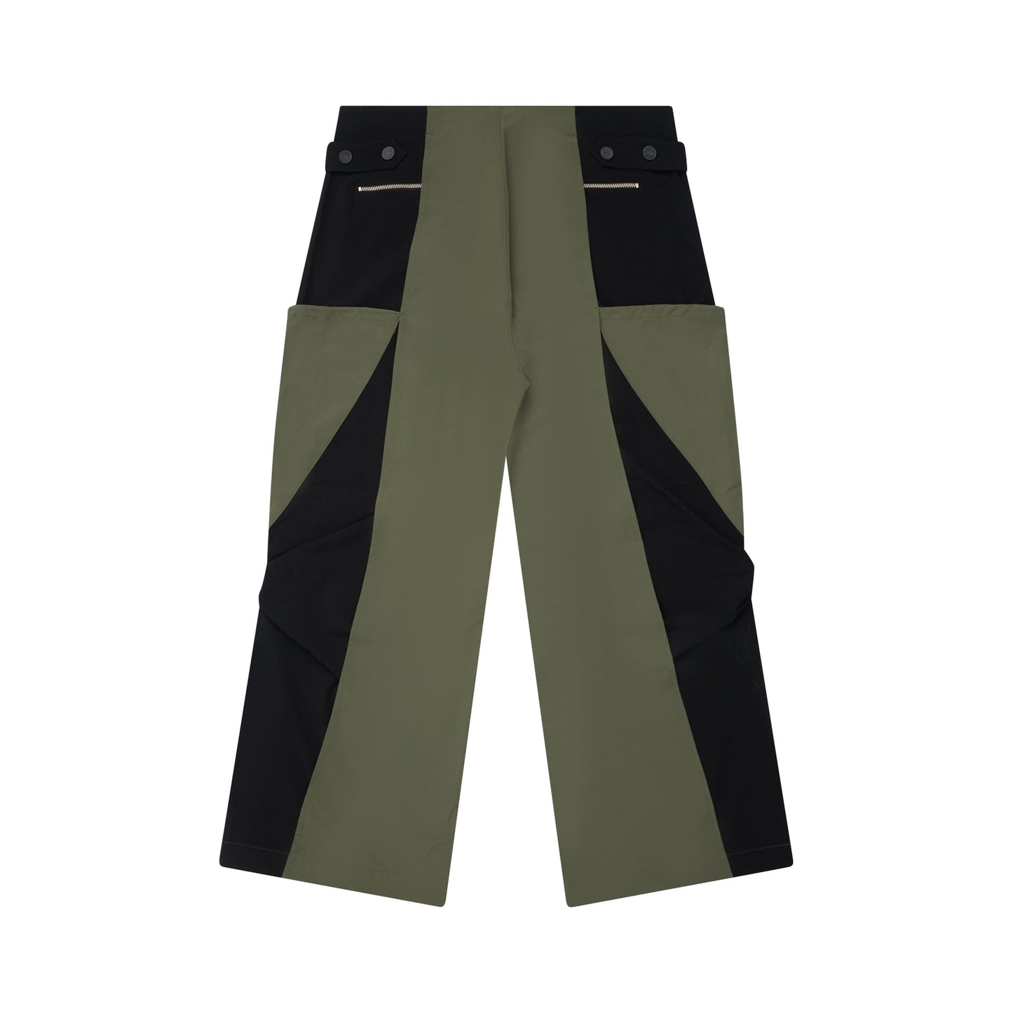 Calça cargo verde-oliva com painéis pretos, bolsos com botões e costura aparente