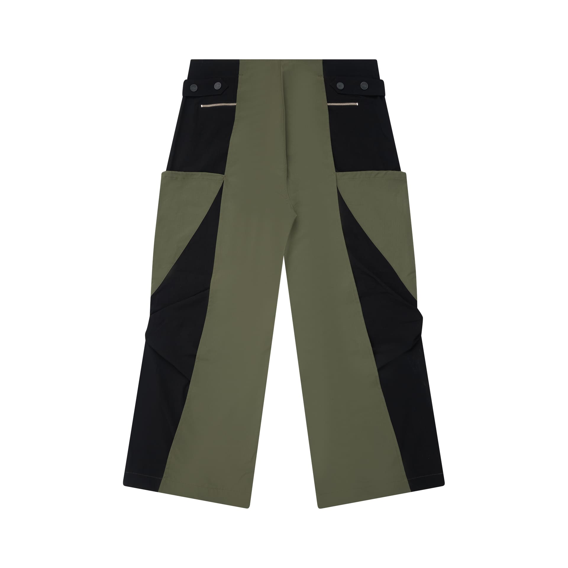 Calça cargo verde-oliva com painéis pretos, bolsos com botões e costura aparente