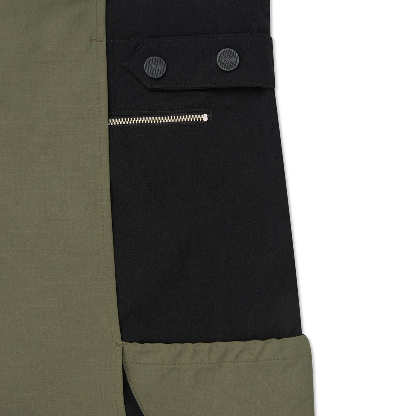 Calça cargo verde-oliva e preta, presilhas com botões e zíper no bolso frontal