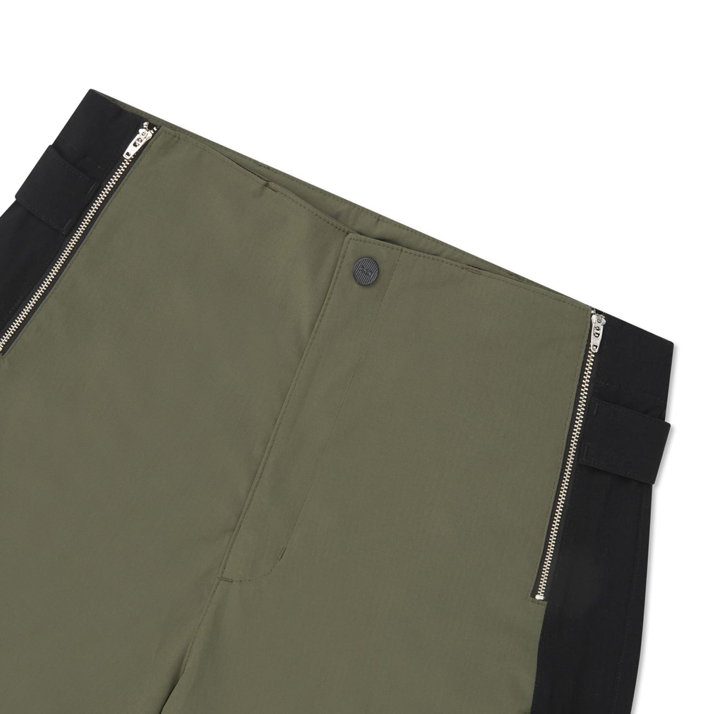 Calça cargo verde-oliva com painel preto, zíper lateral e etiqueta na cintura