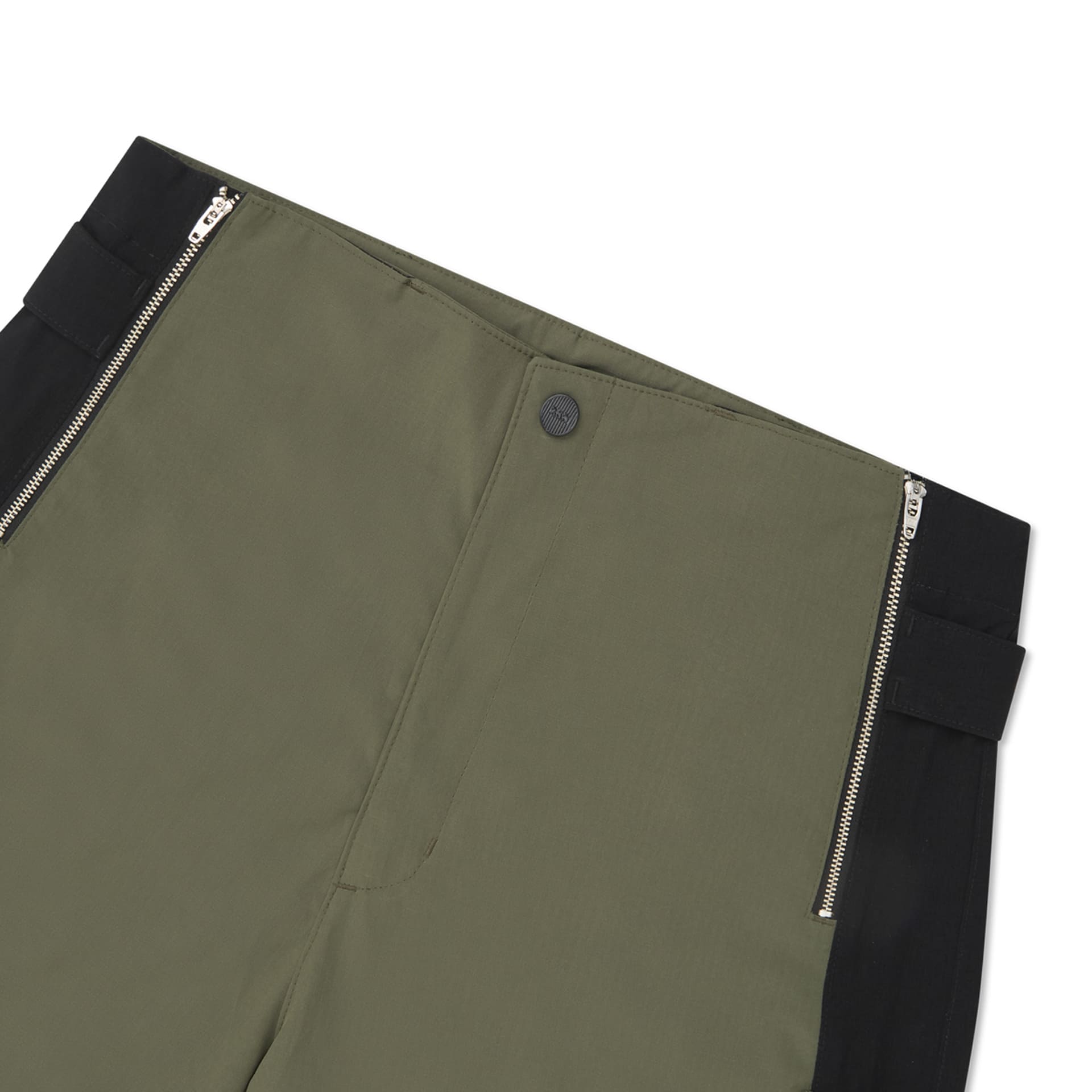 Calça cargo verde-oliva com painel preto, zíper lateral e etiqueta na cintura