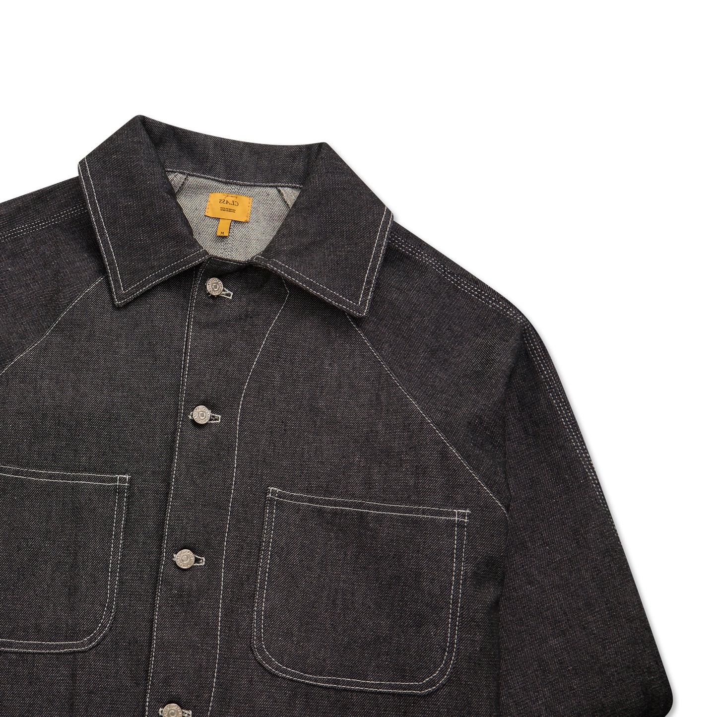 Jaqueta jeans preta RAW com botões frontais e bolso com costuras aparentes.
