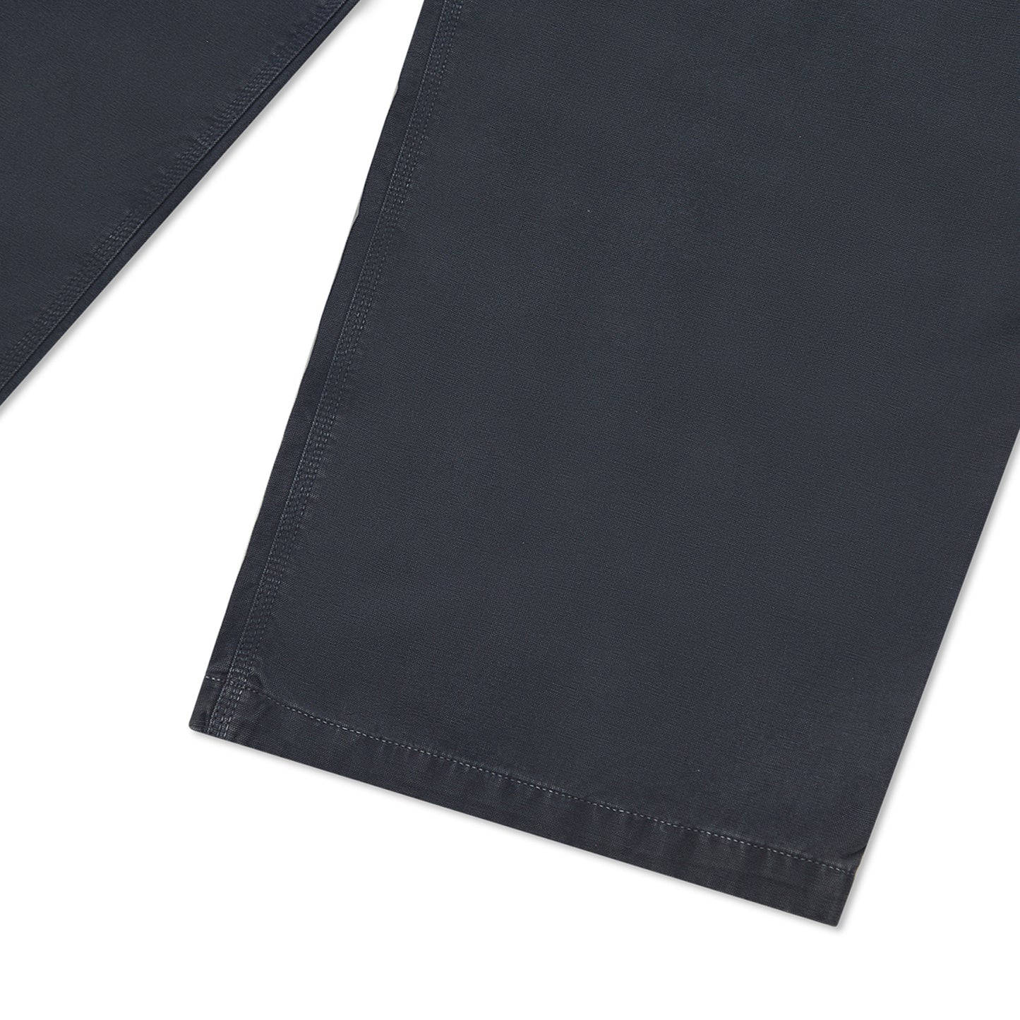 Calça cargo azul escuro com bainha e costura nas laterais
