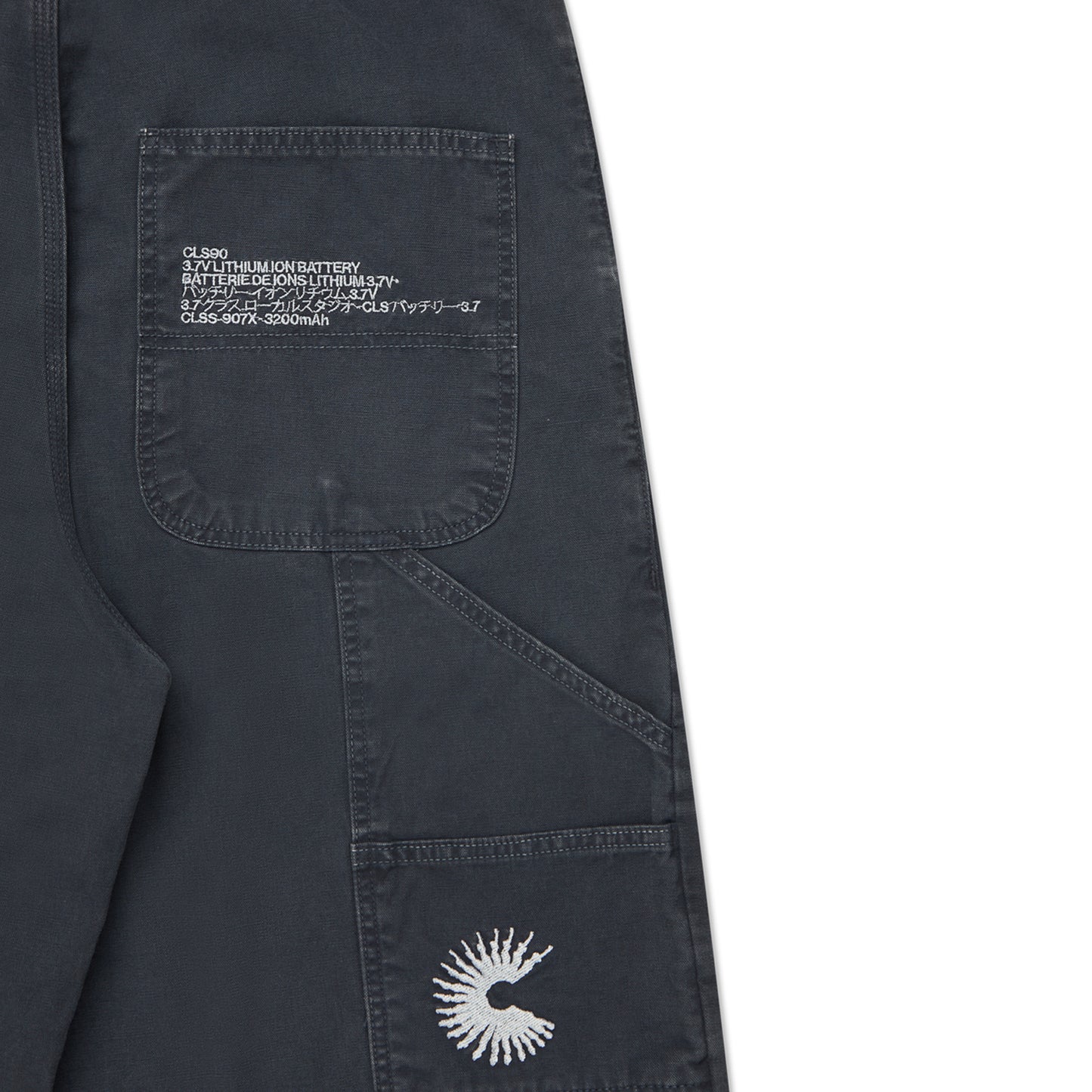 Calça cargo azul escuro com bolsos traseiros e etiqueta interna