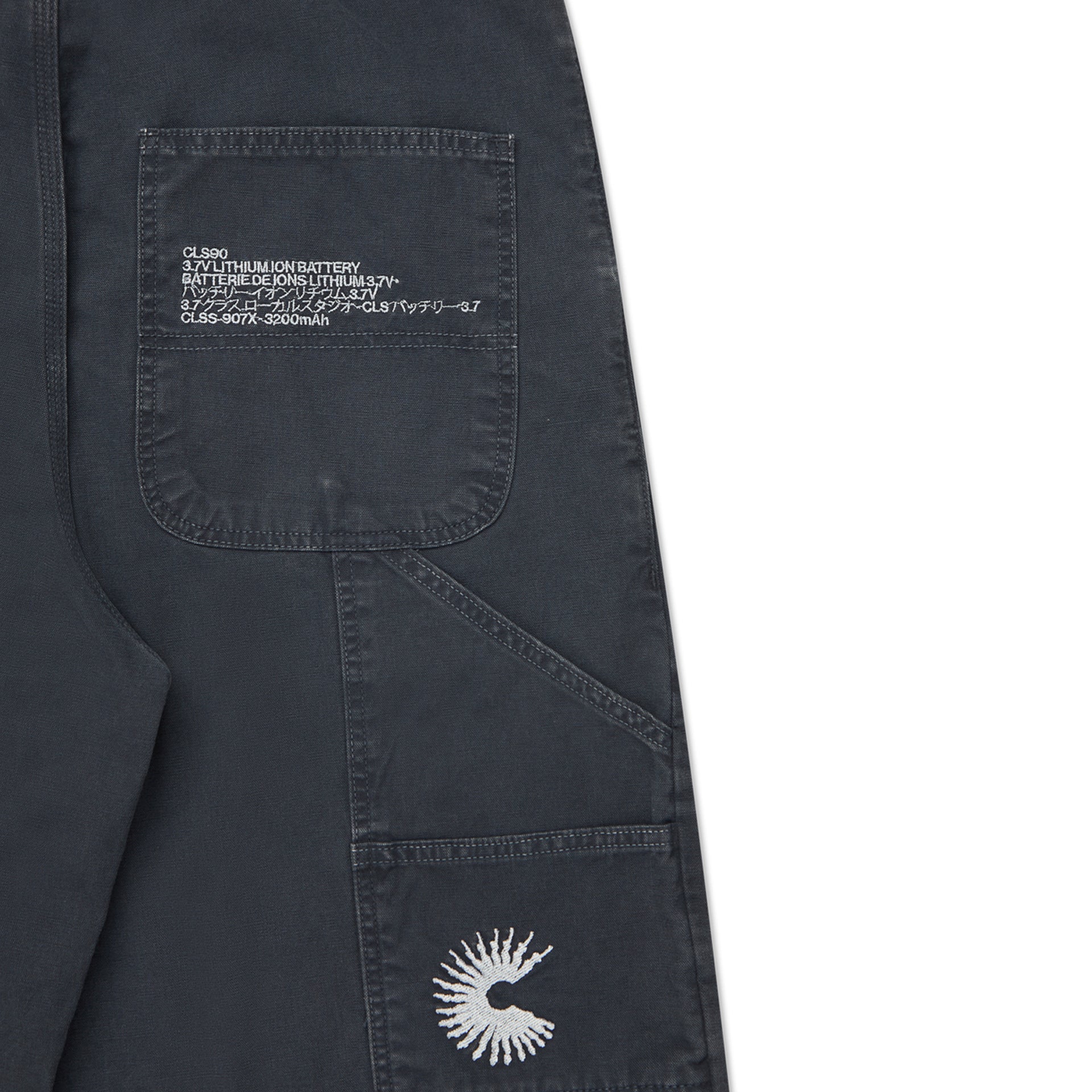 Calça cargo azul escuro com bolsos traseiros e etiqueta interna