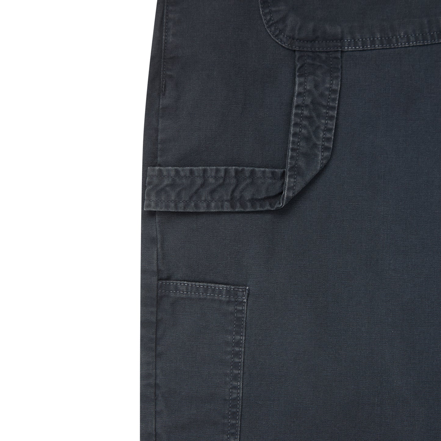 Calça cargo azul escuro com detalhe de costura e bolso frontal