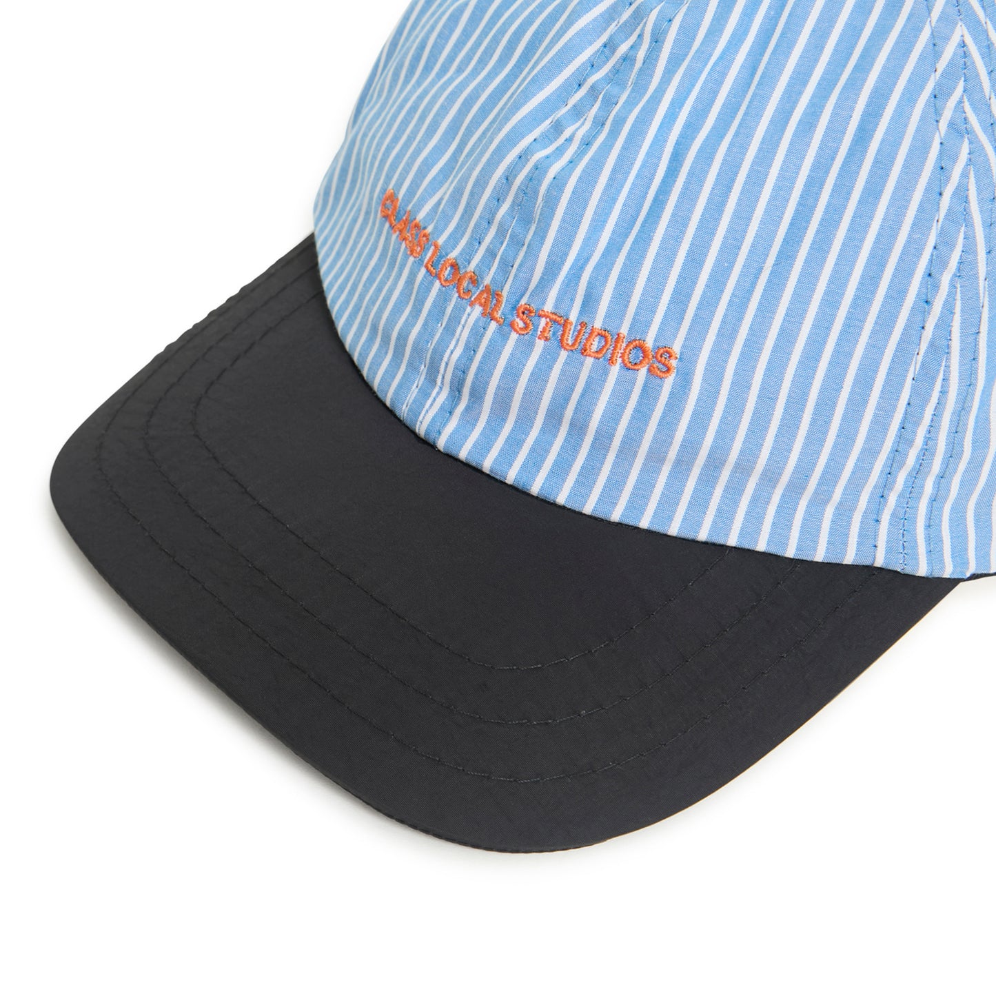 Boné esportivo com aba preta e coroa listrada azul e branca, logo bordado