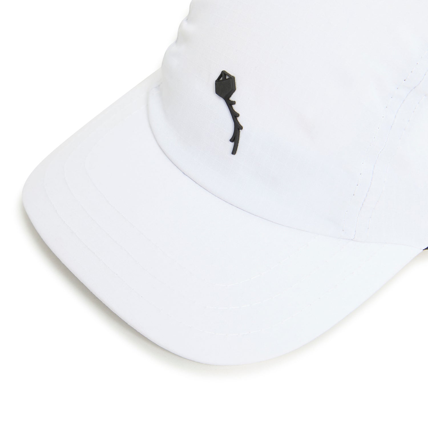 Chapéu de três painéis PIPA branco com aba curva e logo preto no topo