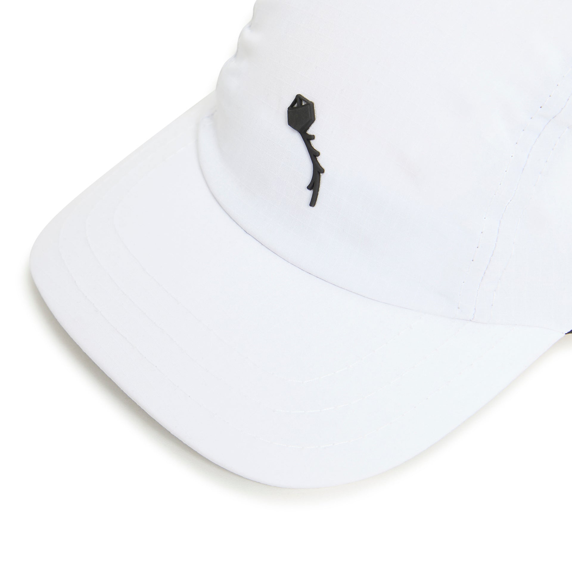 Chapéu de três painéis PIPA branco com aba curva e logo preto no topo