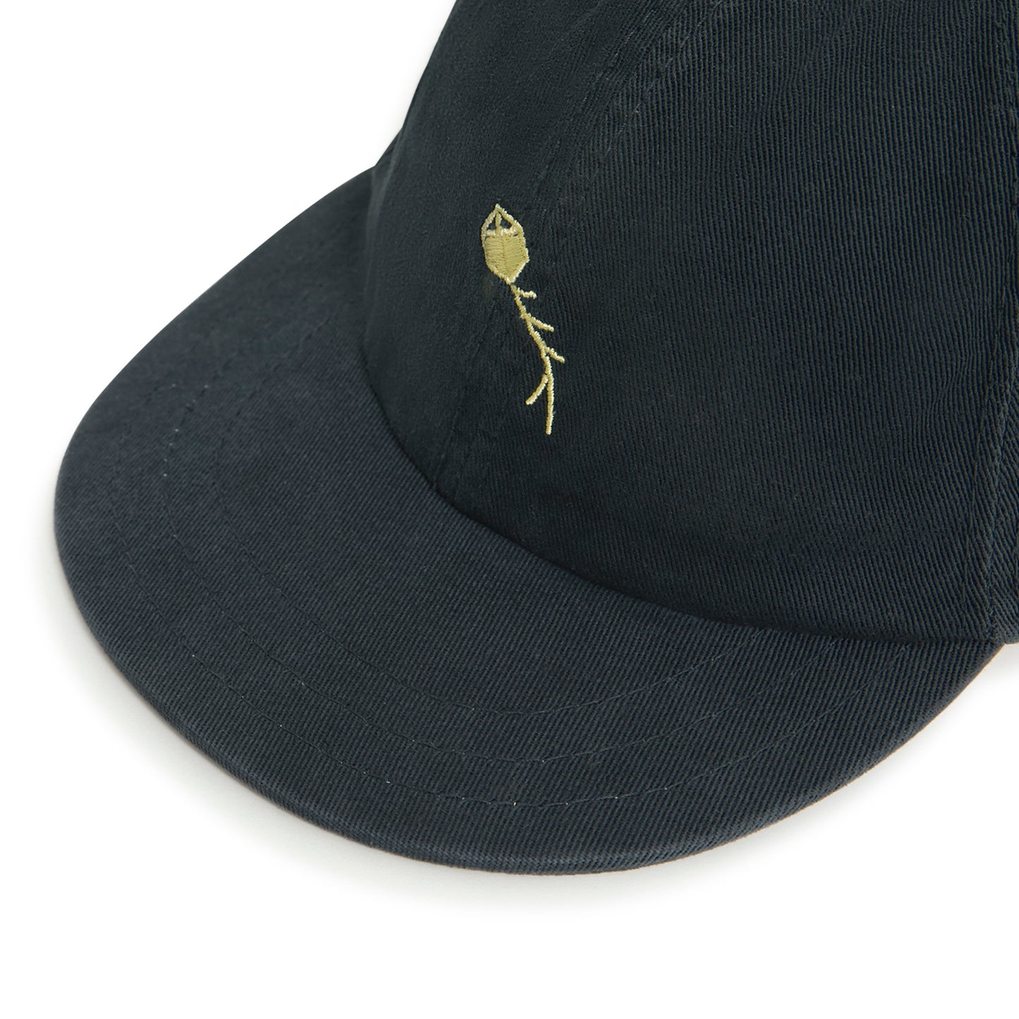 Boné azul escuro com bordado decorativo dourado na lateral e aba curva