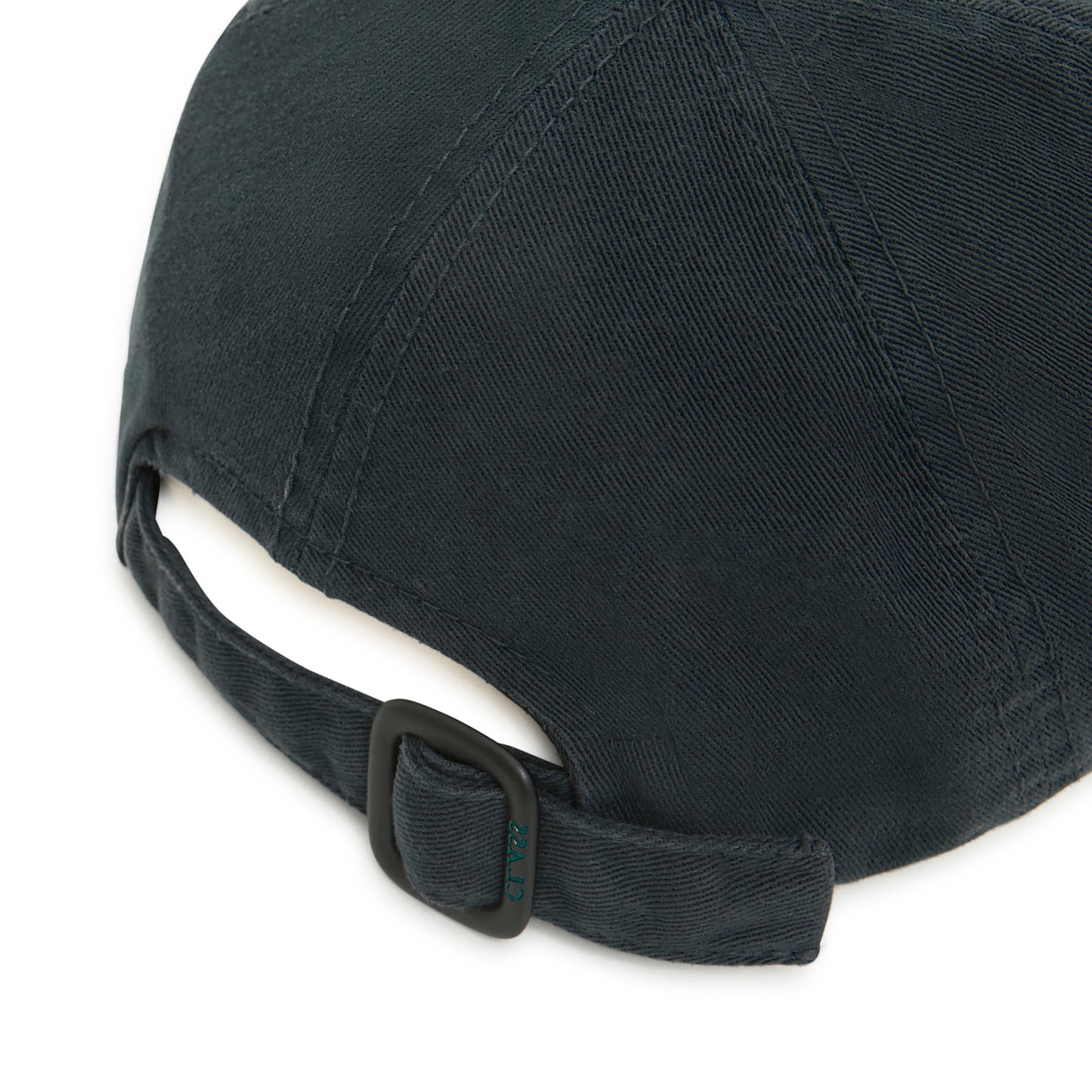 Boné de algodão lavado azul escuro com fecho ajustável e presilha preta na aba