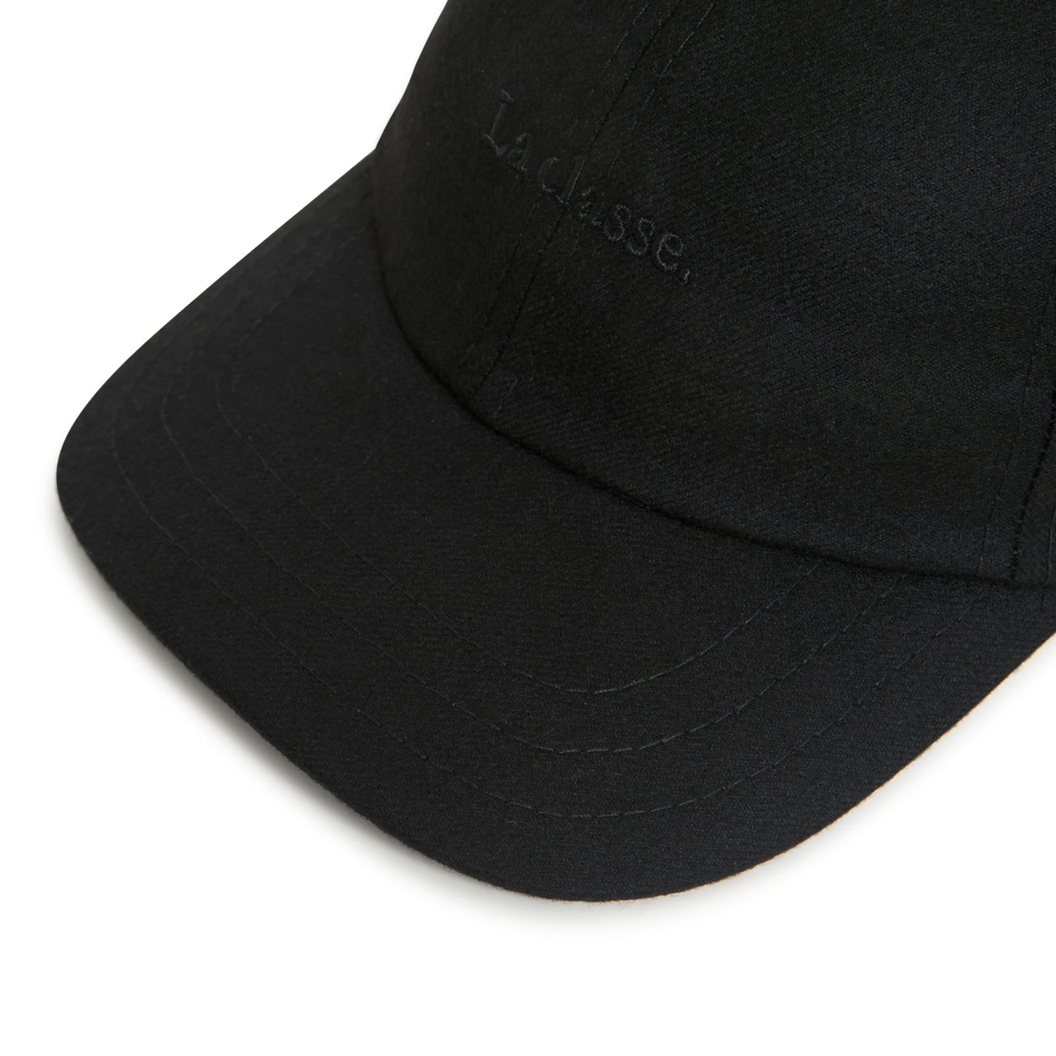 Boné esportivo preto com aba curva e logotipo bordado na frente