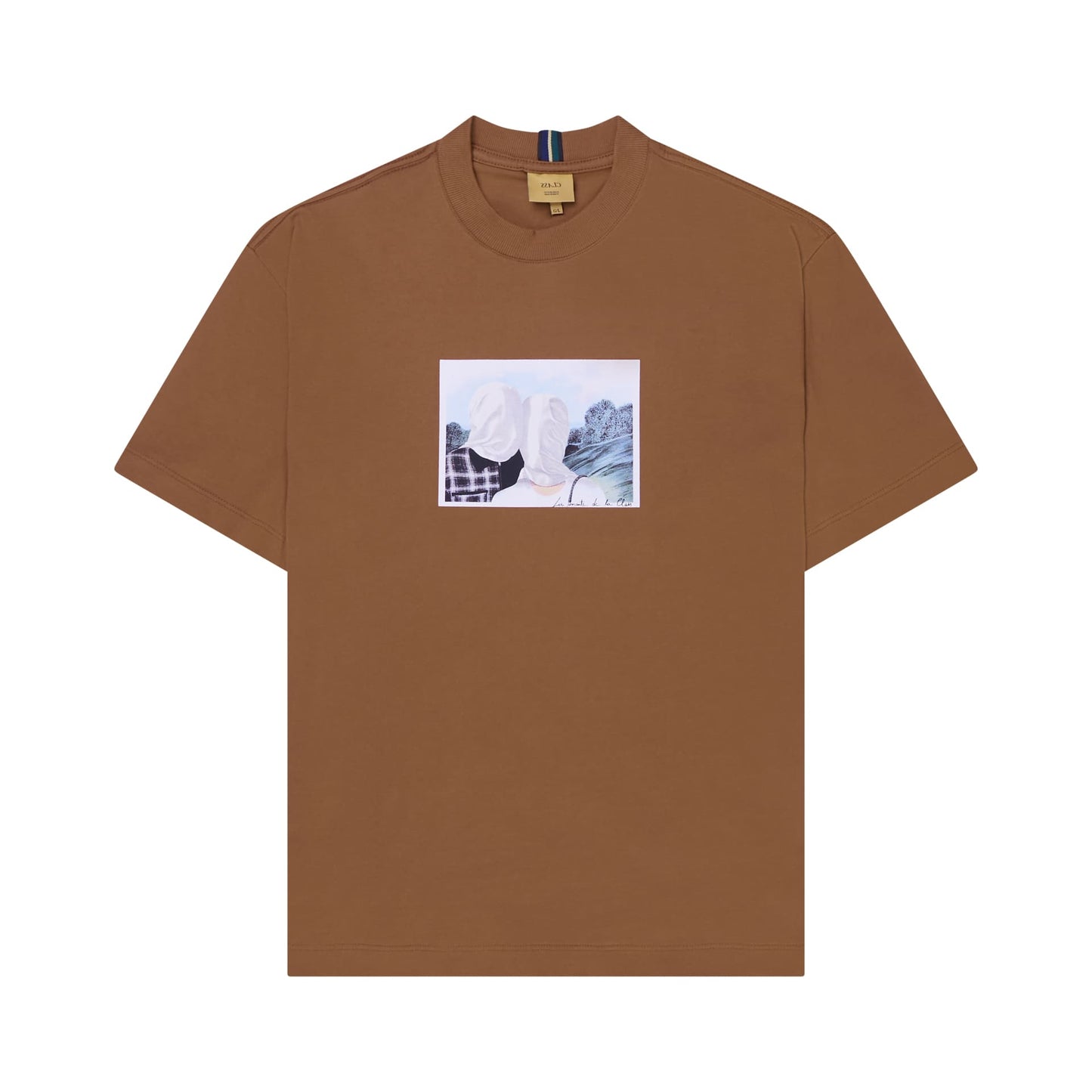 Camiseta ocre com estampa quadrada frontal e gola redonda