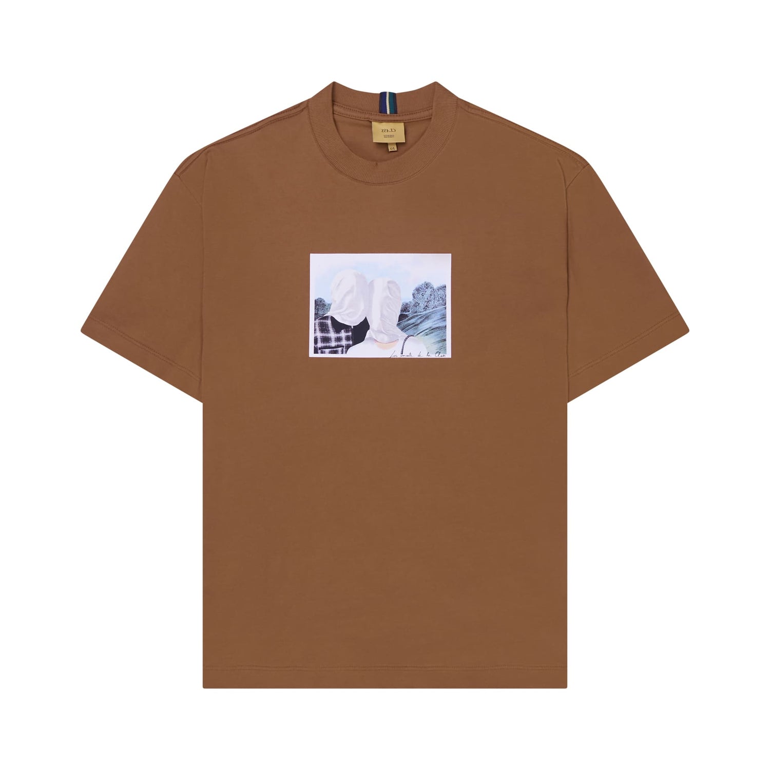 Camiseta ocre com estampa quadrada frontal e gola redonda