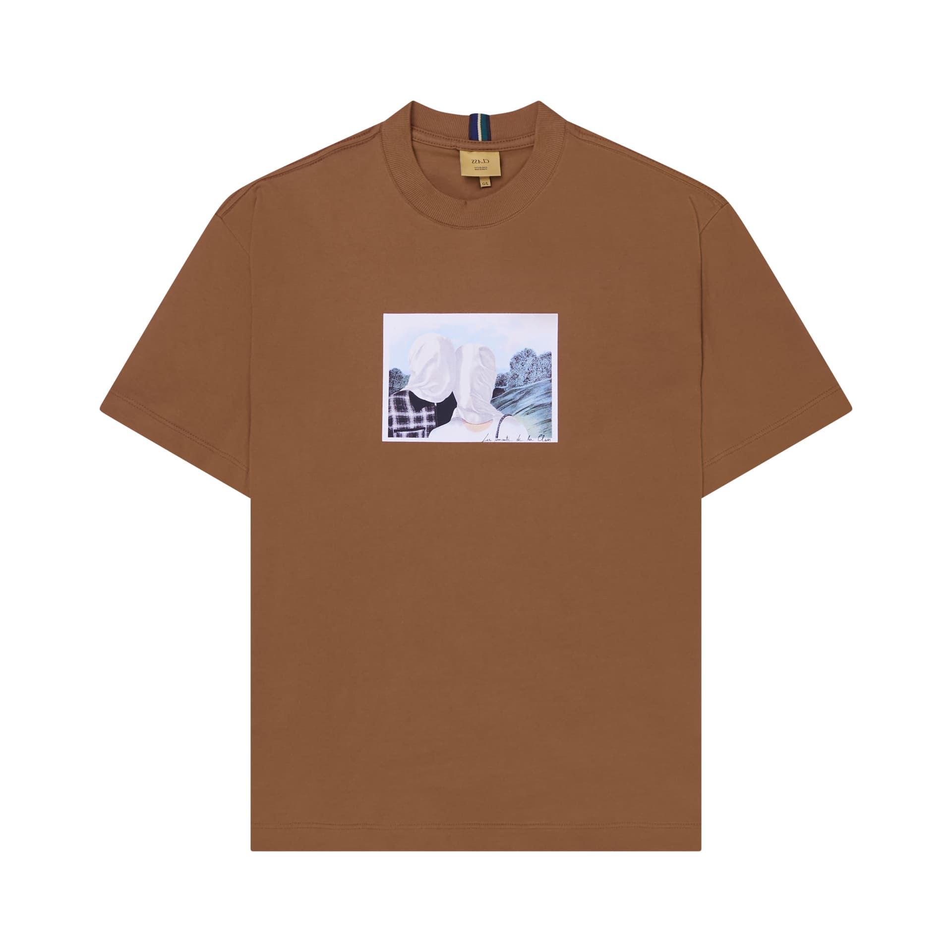 Camiseta ocre com estampa quadrada frontal e gola redonda