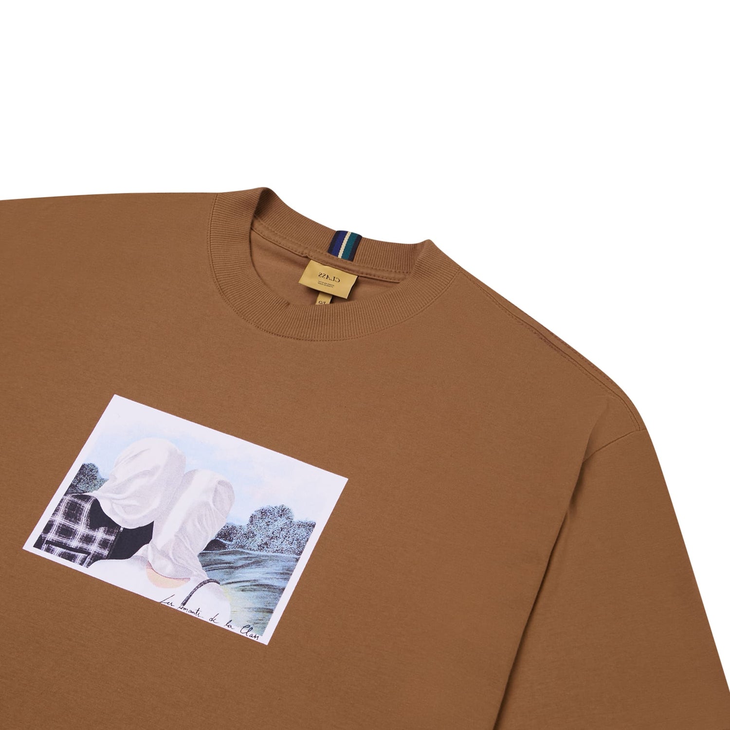 Camiseta ocre com estampa quadrada e etiqueta na gola, gola redonda