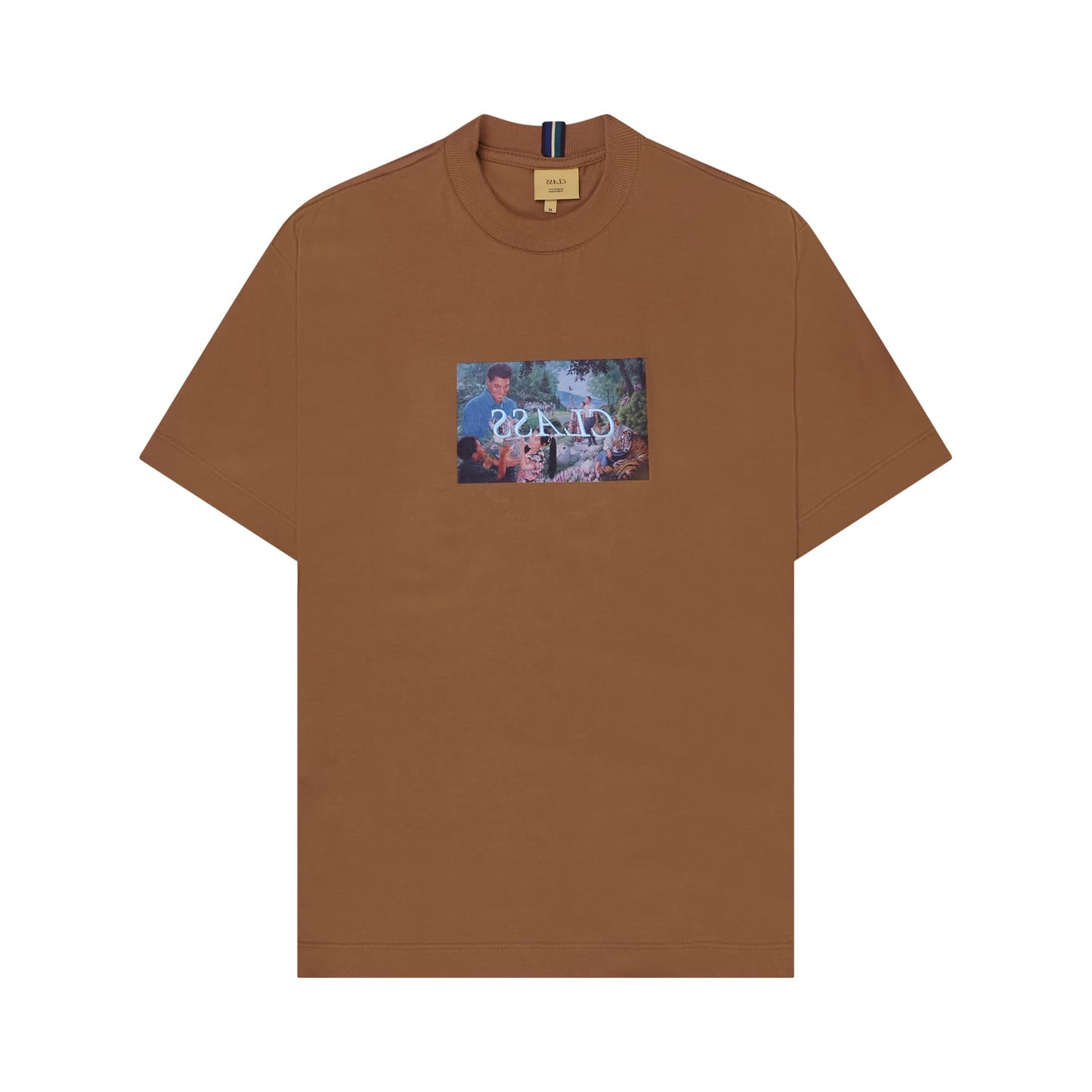 Camiseta marrom-ocre com estampa retangular no peito e gola canelada