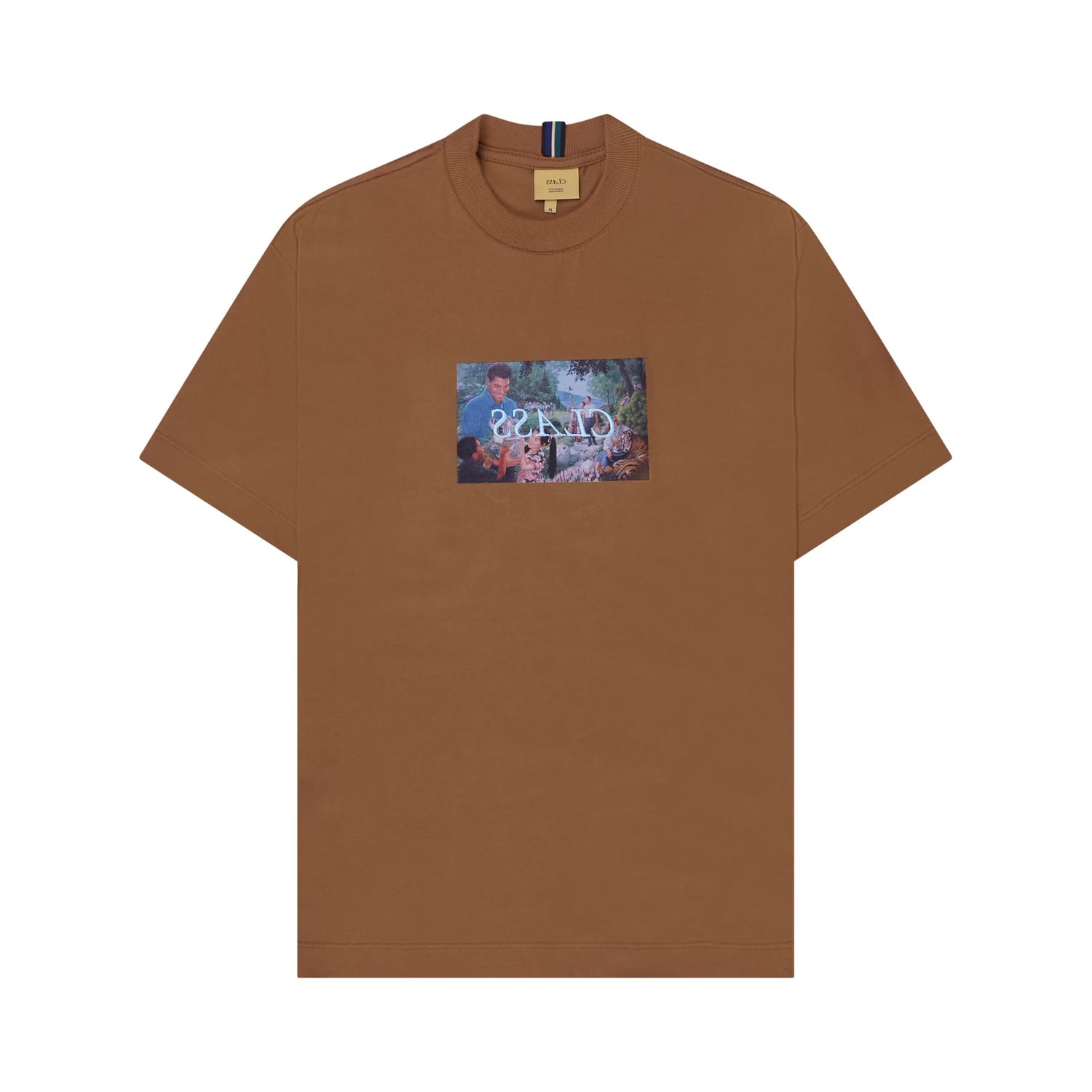 Camiseta marrom-ocre com estampa retangular no peito e gola canelada