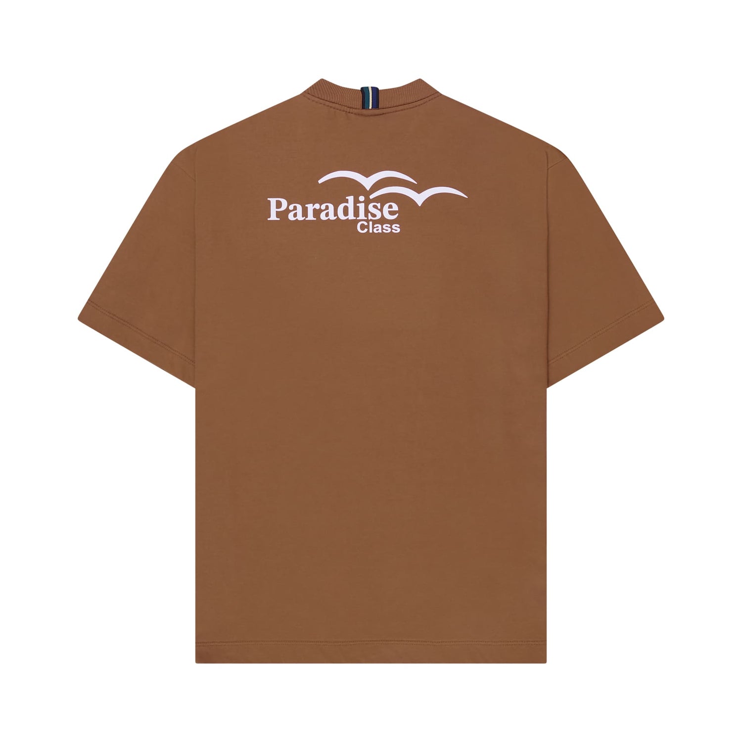Camiseta marrom-ocre com logo “Paradise Class” na altura do peito