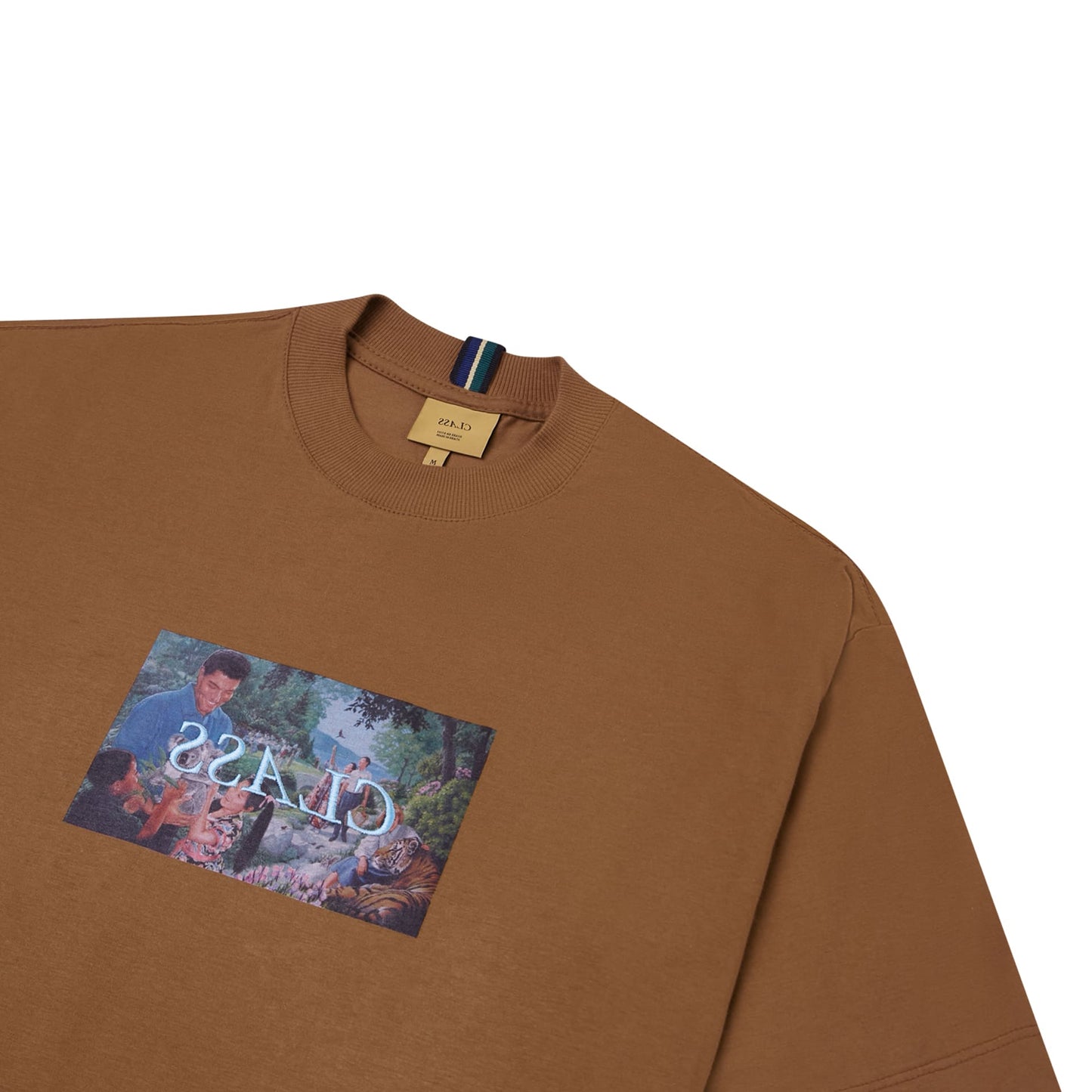 Camiseta marrom-ocre com estampa retangular azul no peito e gola canelada