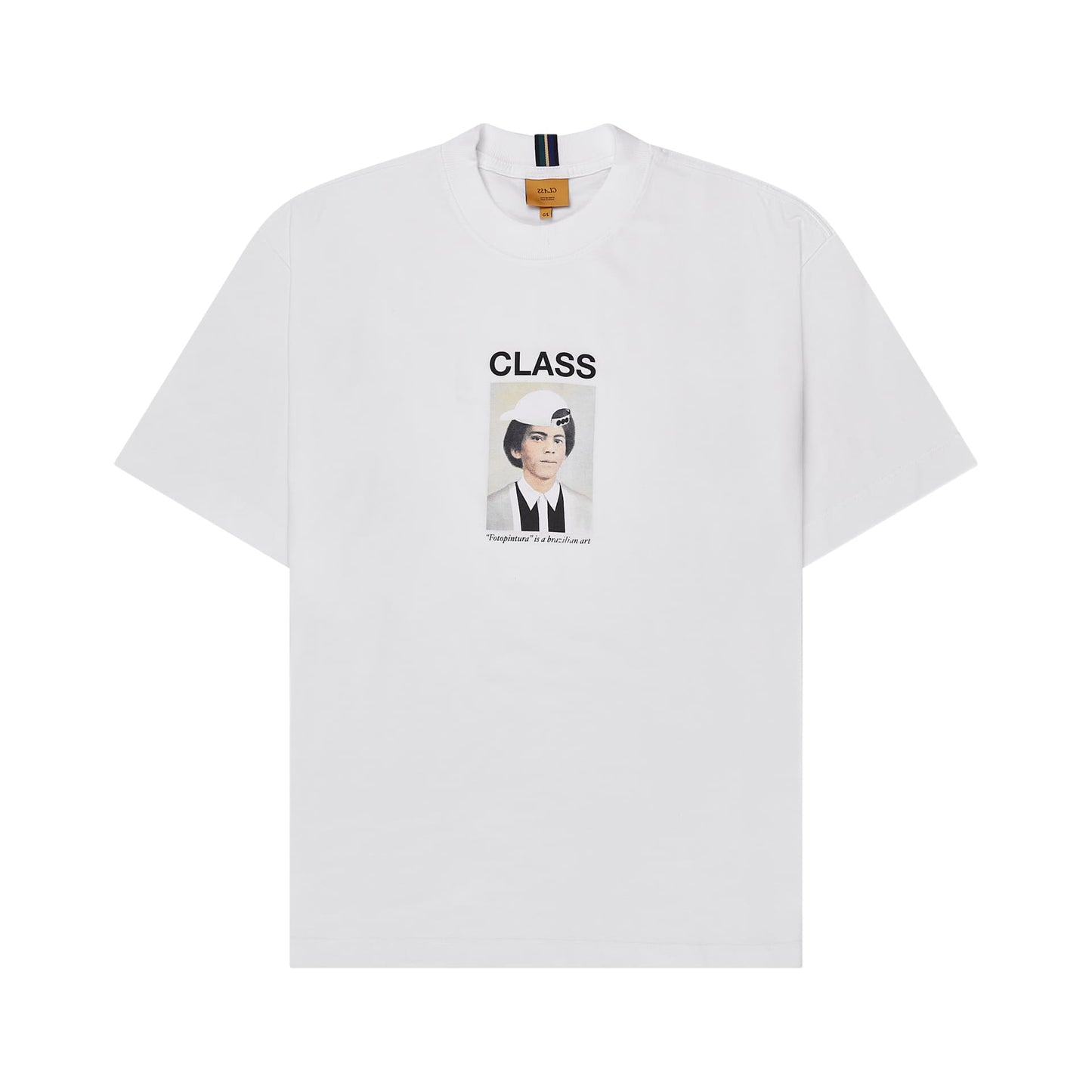 Camiseta off-white com estampa frontal CLASS e retrato em destaque