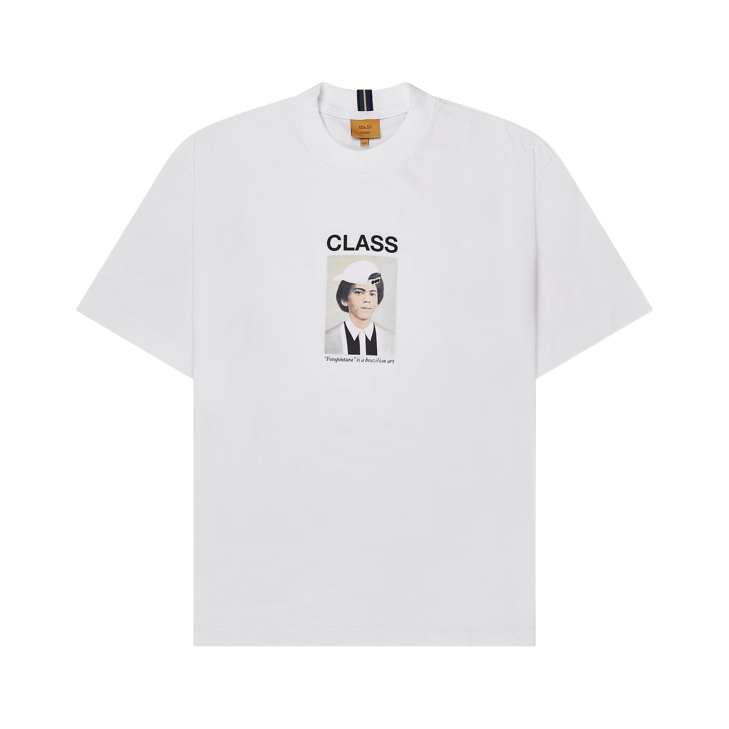 Camiseta off-white com estampa frontal CLASS e retrato em destaque