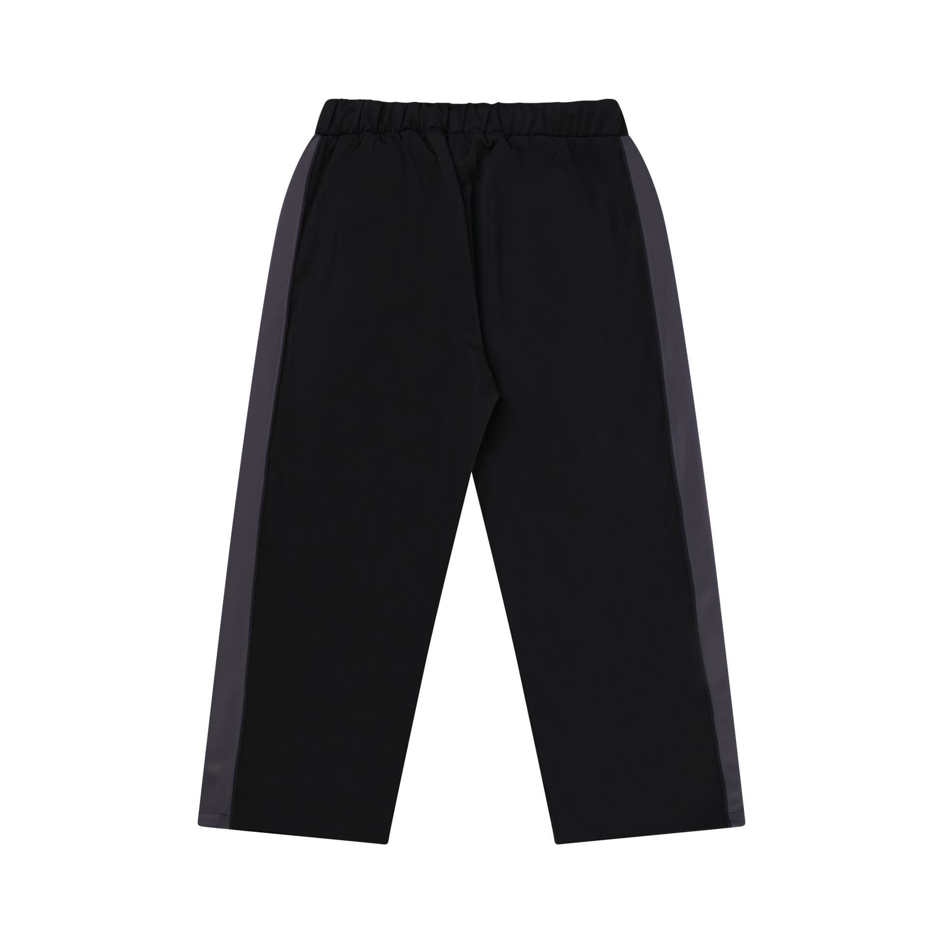 Calça track preta com cós elástico e cordão, caimento reto com faixa lateral cinza.