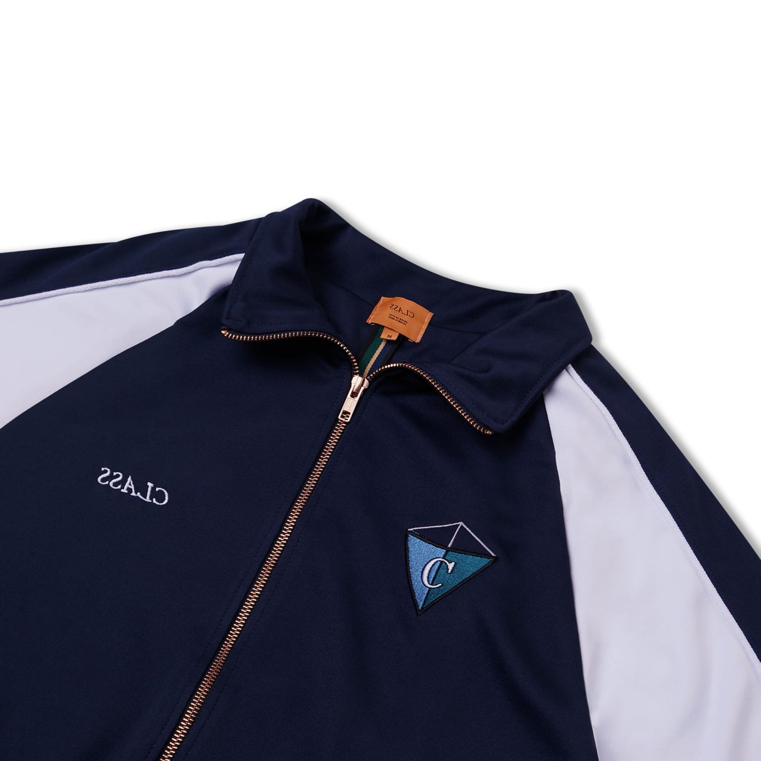 Jaqueta navy com gola alta, zíper dourado e logo no peito, faixa branca lateral