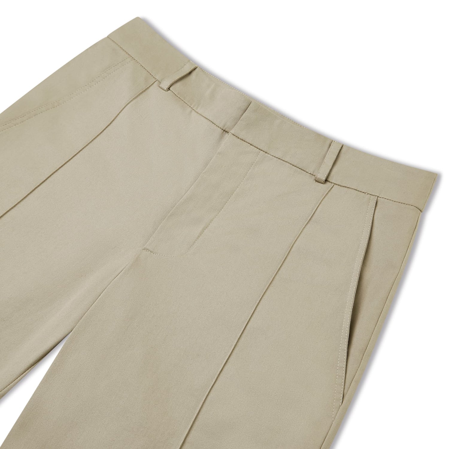 Detalhe da calça social bege com costuras e faixa decorativa na perna