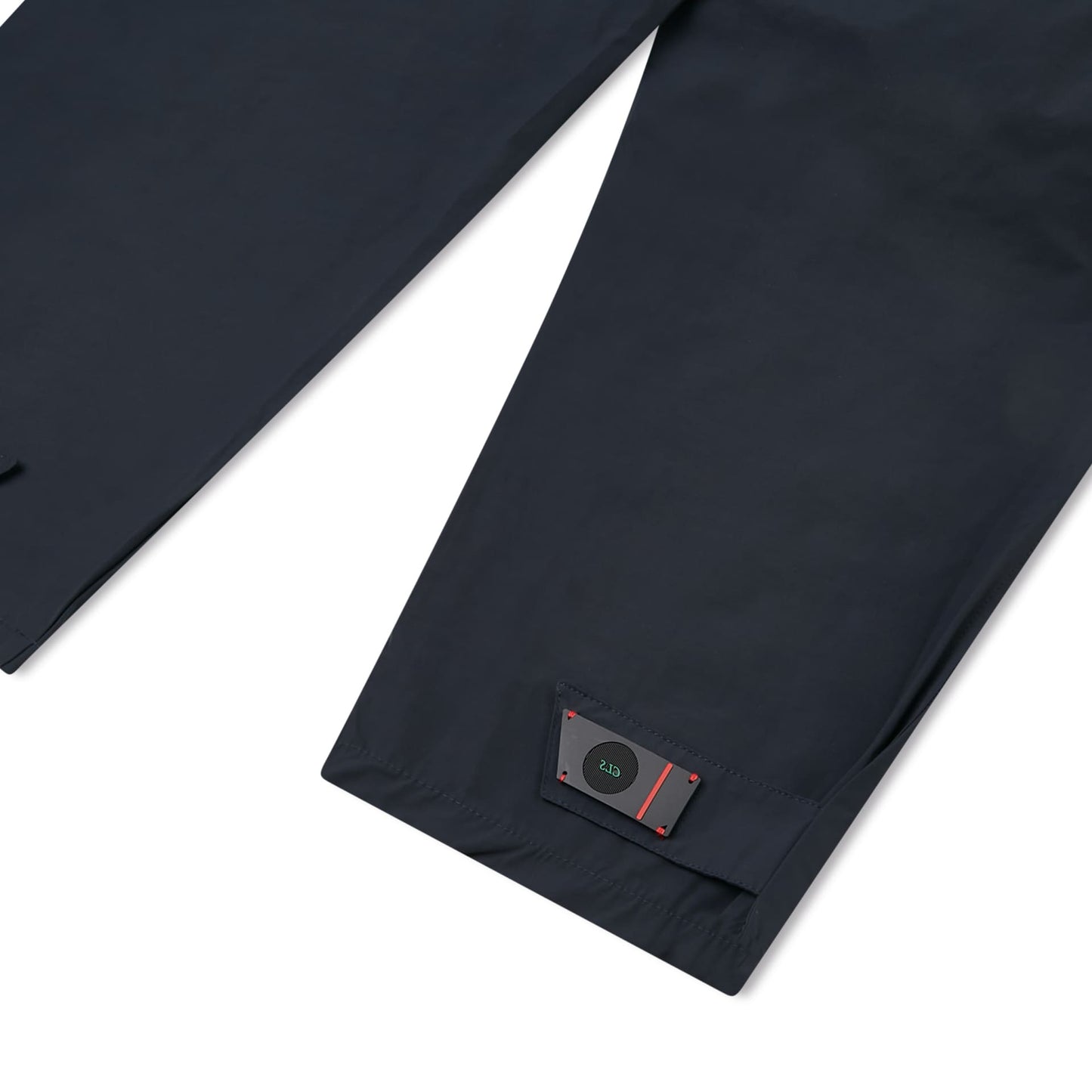 Calça marinho com barra larga e etiqueta na bainha.